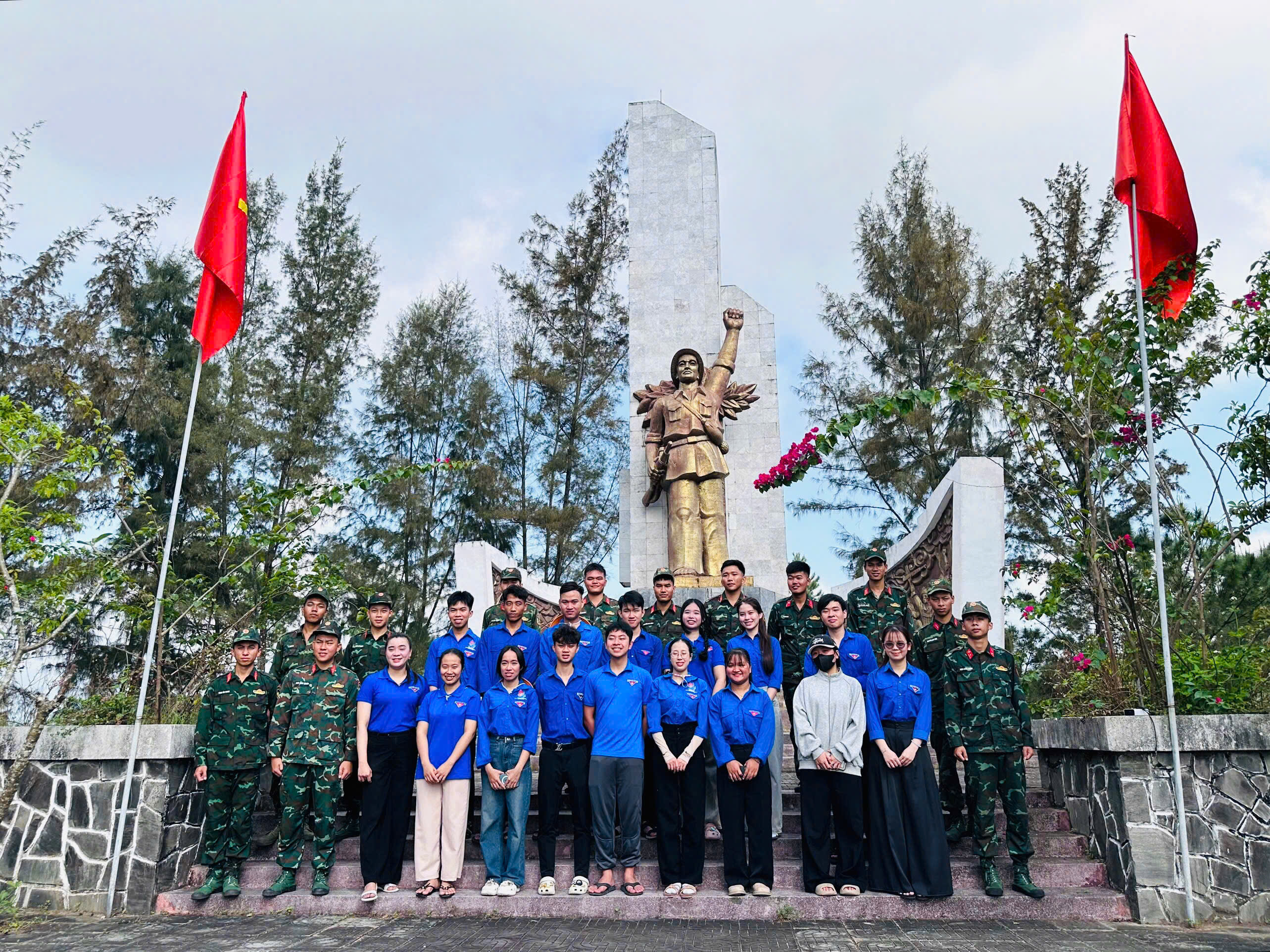 Tuổi trẻ Điện Bàn Bắc ra quân làm đẹp khu di tích lịch sử cấp quốc gia Đồi Bồ Bồ