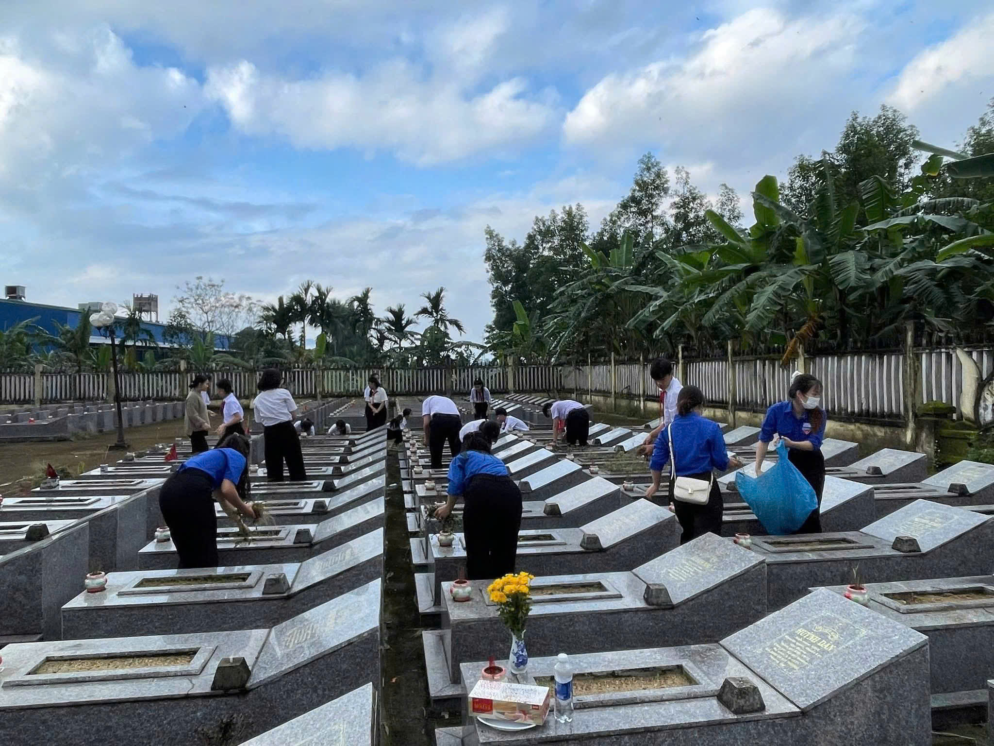 Tuổi trẻ Hà Nha ra quân hưởng ứng ngày Chủ nhật xanh lần thứ I năm 2026