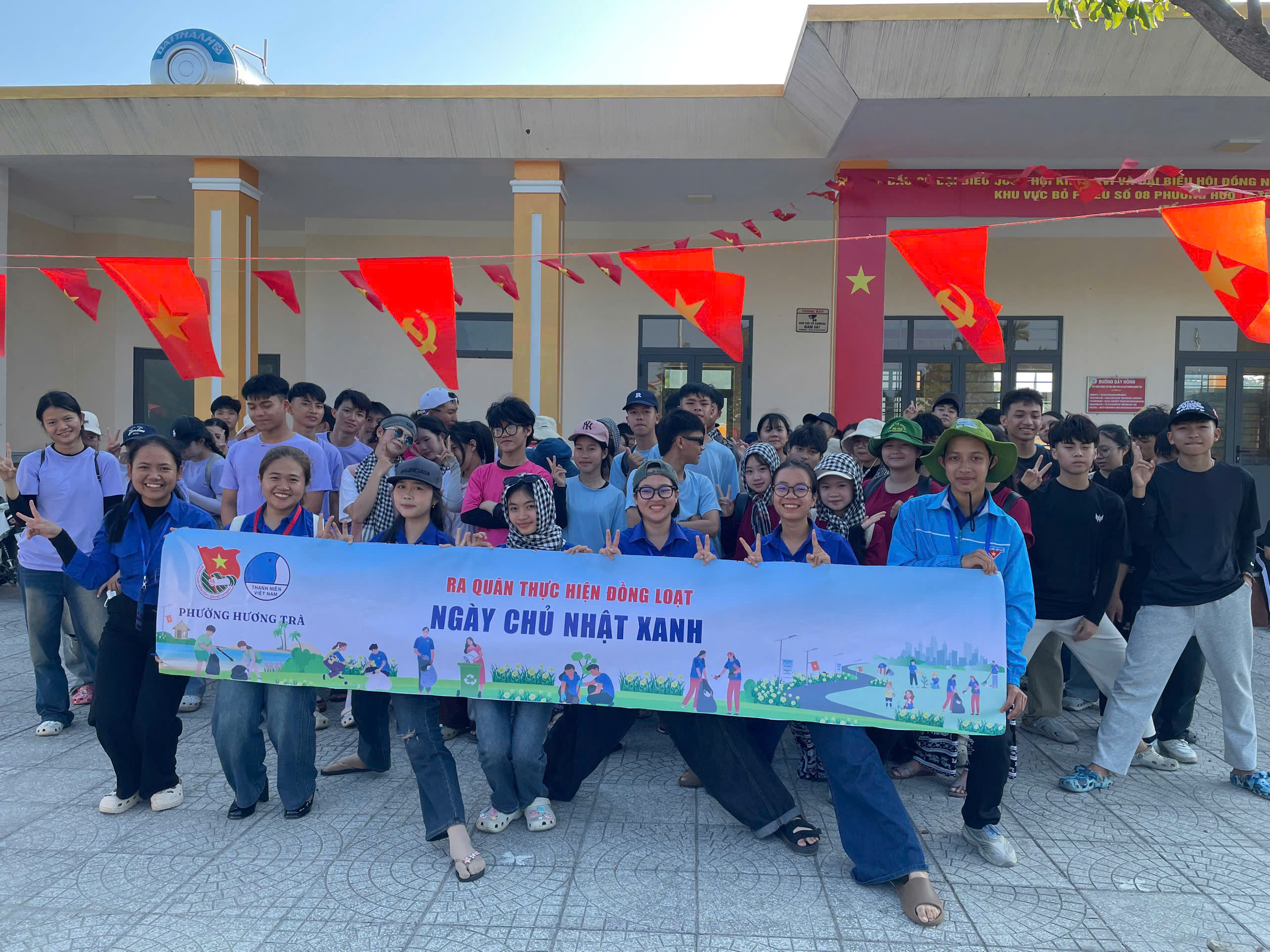 Tuổi trẻ phường Hương Trà ra quân Chủ nhật xanh bóc xóa quảng cáo trái phép