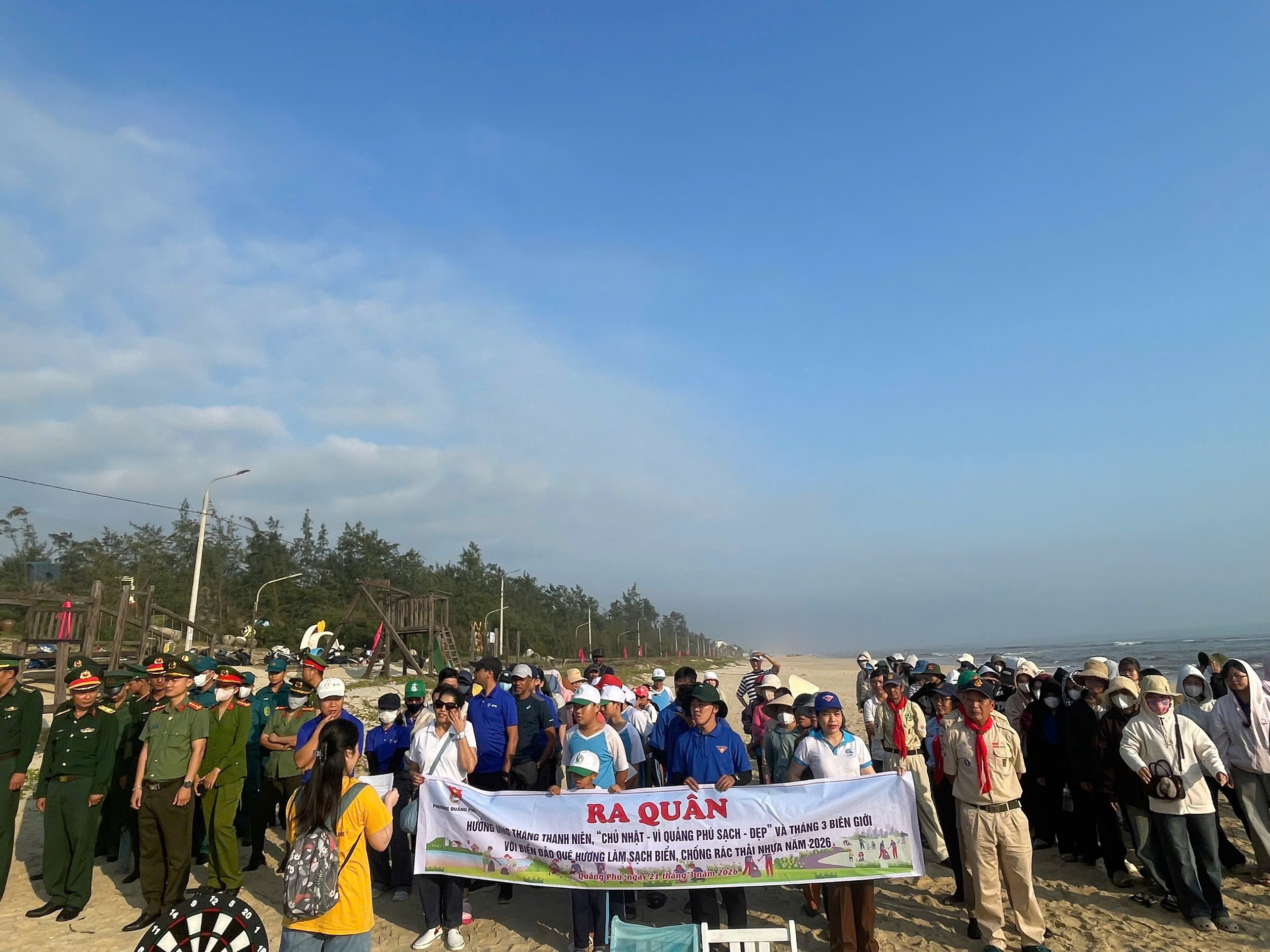 Tuổi trẻ phường Quảng Phú ra quân Chủ nhật xanh, chung tay vì biển xanh