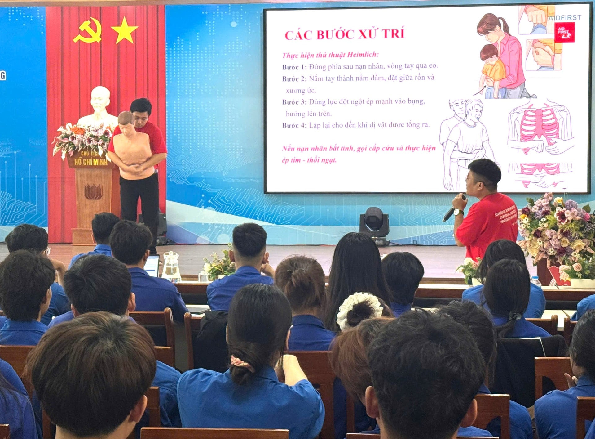 Cán bộ Đoàn được hướng dẫn xử trí các trường hợp cấp cứu thông thường. Ảnh: NGỌC HÀ