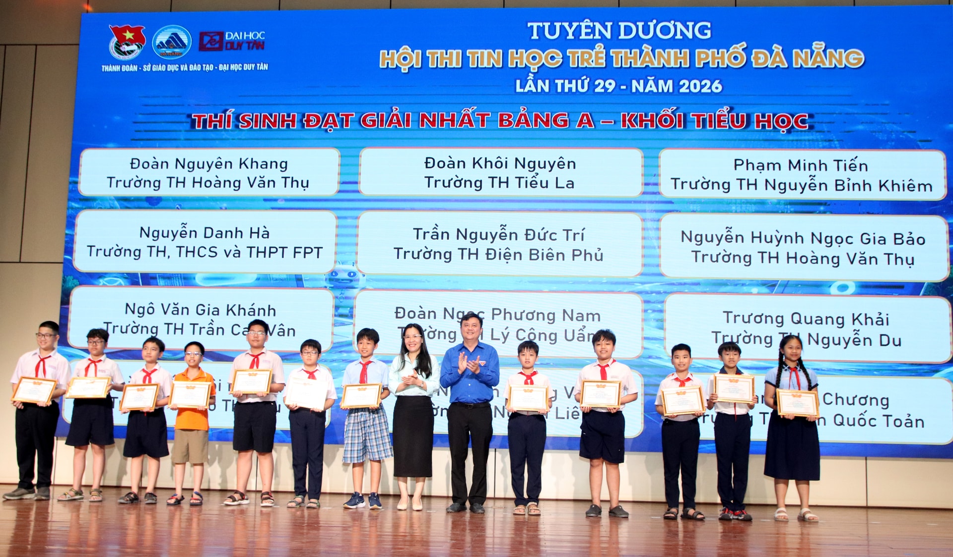 Trao giải nhất cho khối tiểu học. Ảnh: TRỌNG HUY