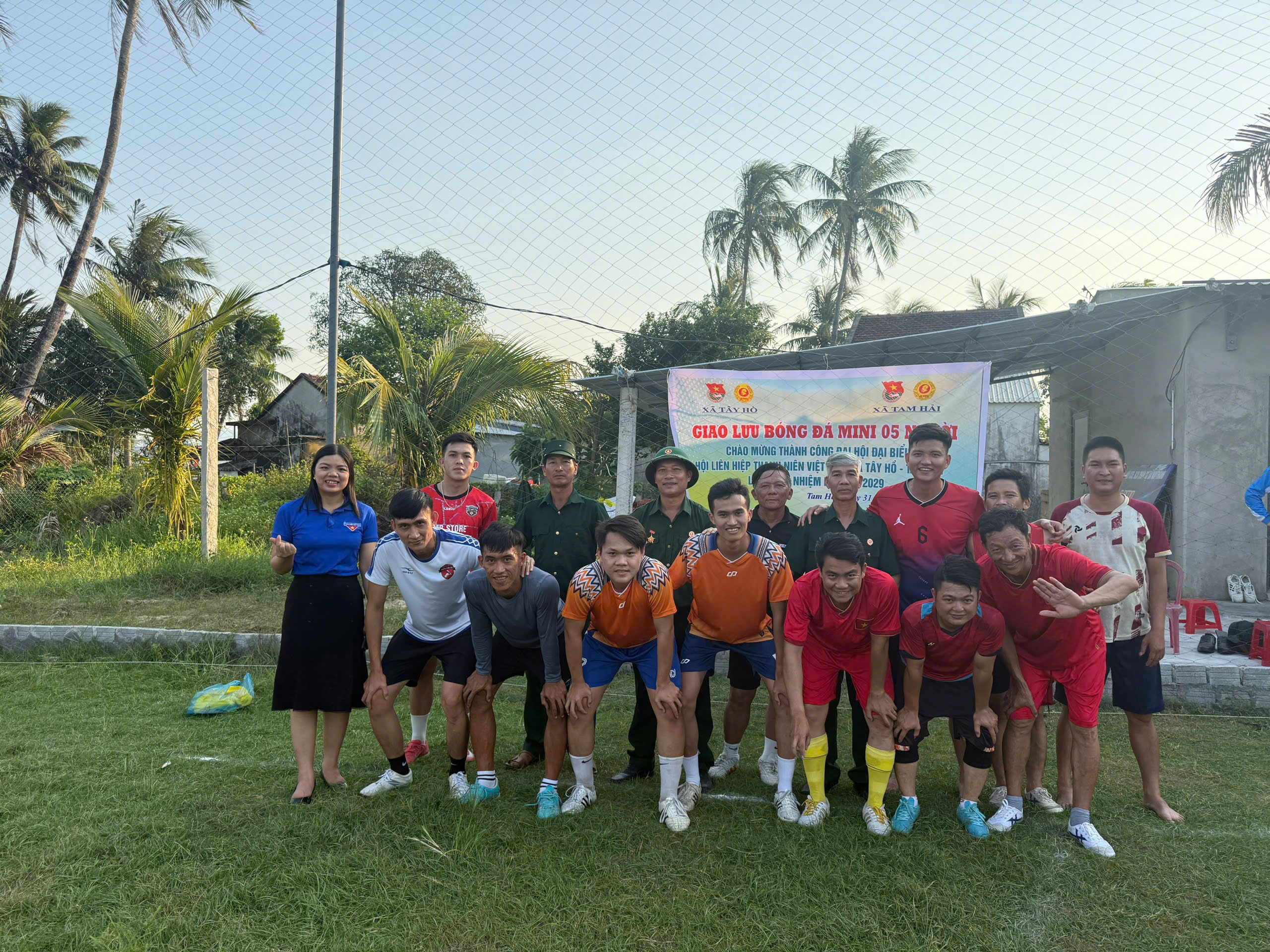 Đoàn xã Tam Hải phối hợp với Đoàn xã Tây Hồ tổ chức chương trình giao lưu bóng đá sân 5 người