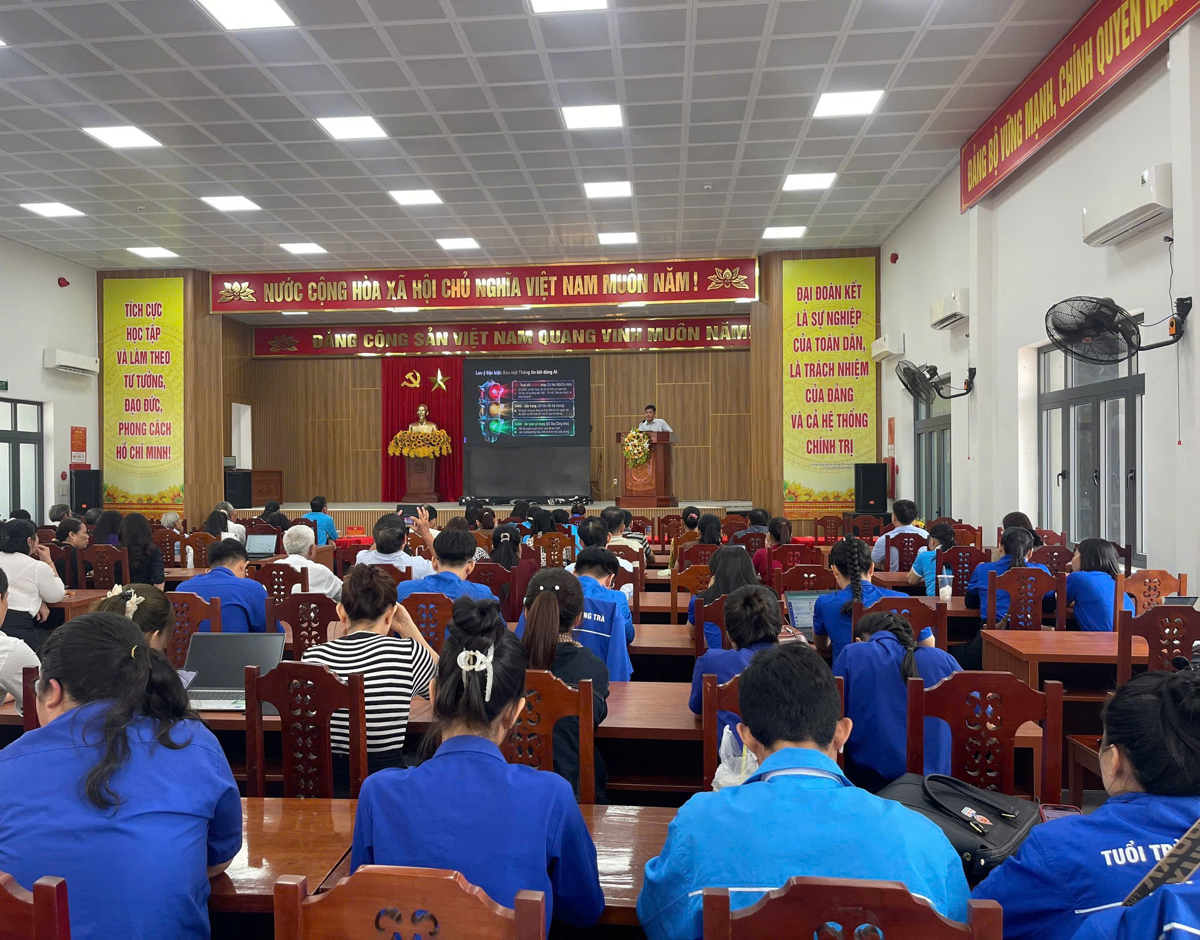 Đoàn Thanh niên phường Hương Trà phối hợp tổ chức hội nghị tập huấn ứng dụng trí tuệ nhân tạo