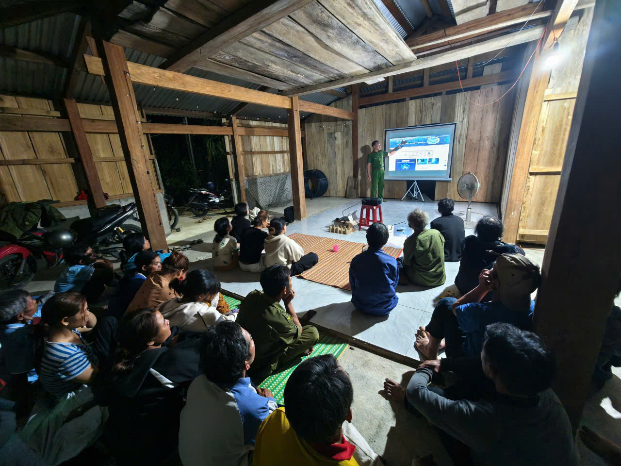 Chi đoàn Công an Trà Vân tuyên truyền phong trào “Bình dân học vụ số”