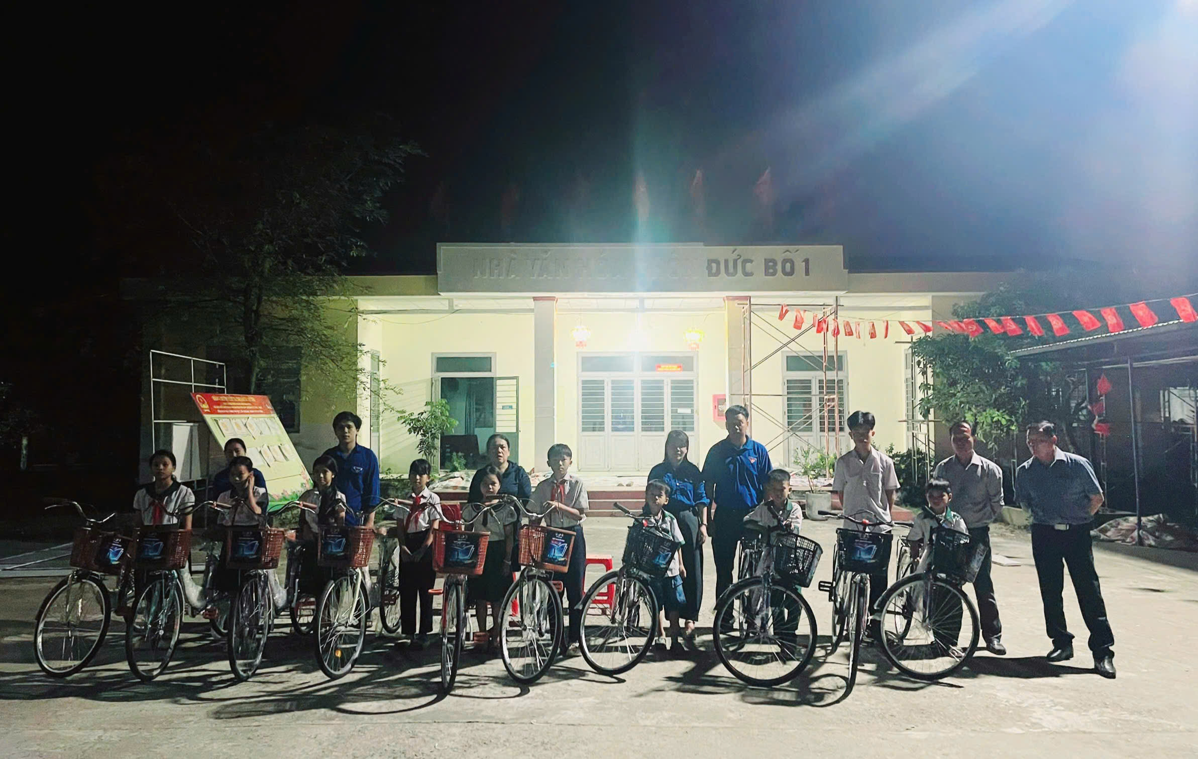 Tam Anh: Trao tặng xe đạp cho học sinh khó khăn trong chương trình “Xe đạp đến trường”