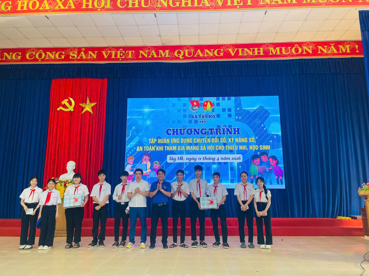 Đoàn xã Tây Hồ tổ chức giao lưu tiếng Anh và tập huấn chuyển đổi số cho thiếu nhi