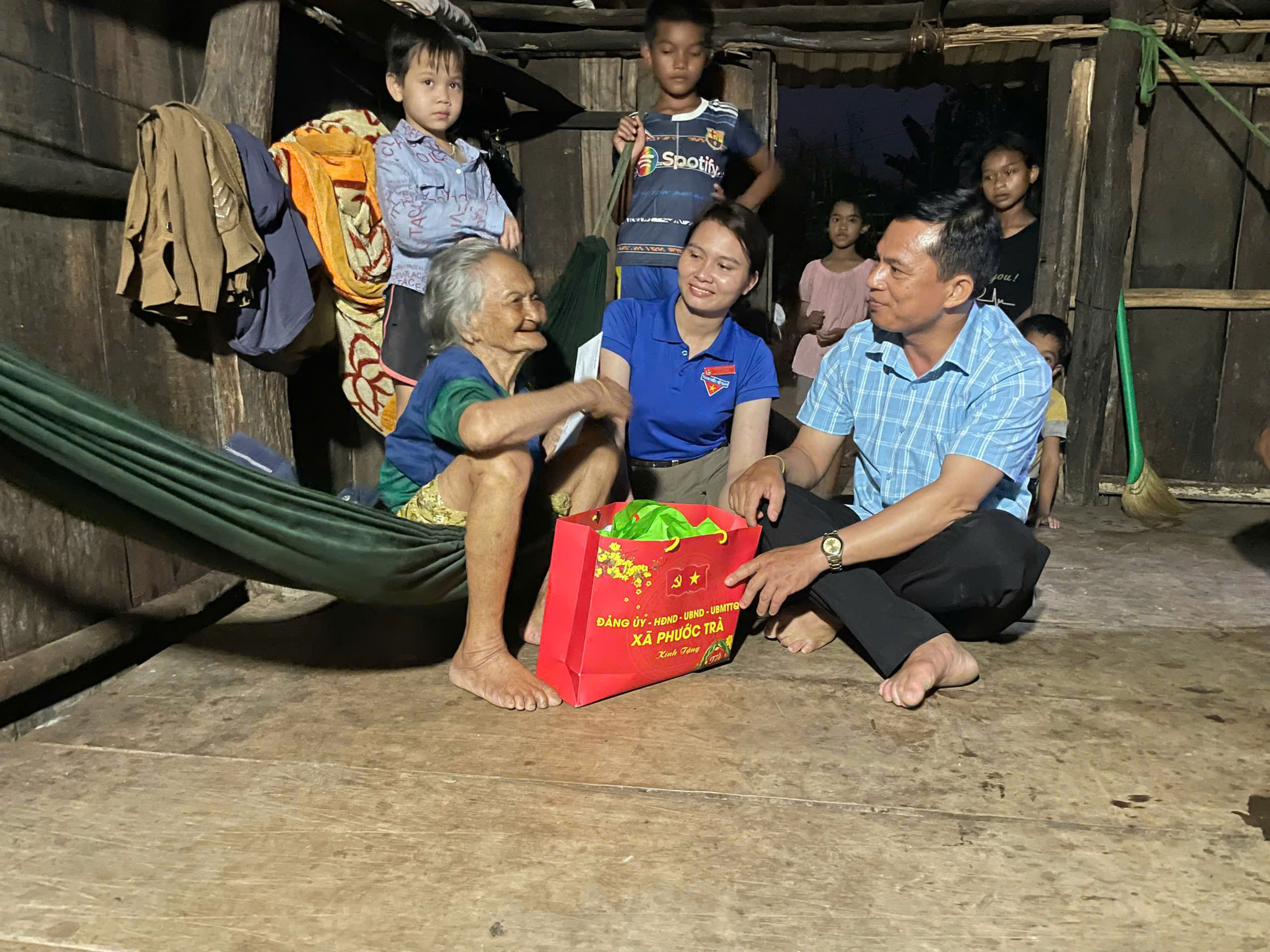 Đoàn xã Phước Trà tổ chức thăm hỏi, tặng quà người khuyết tật nhân Ngày Người khuyết tật Việt Nam (18/4)