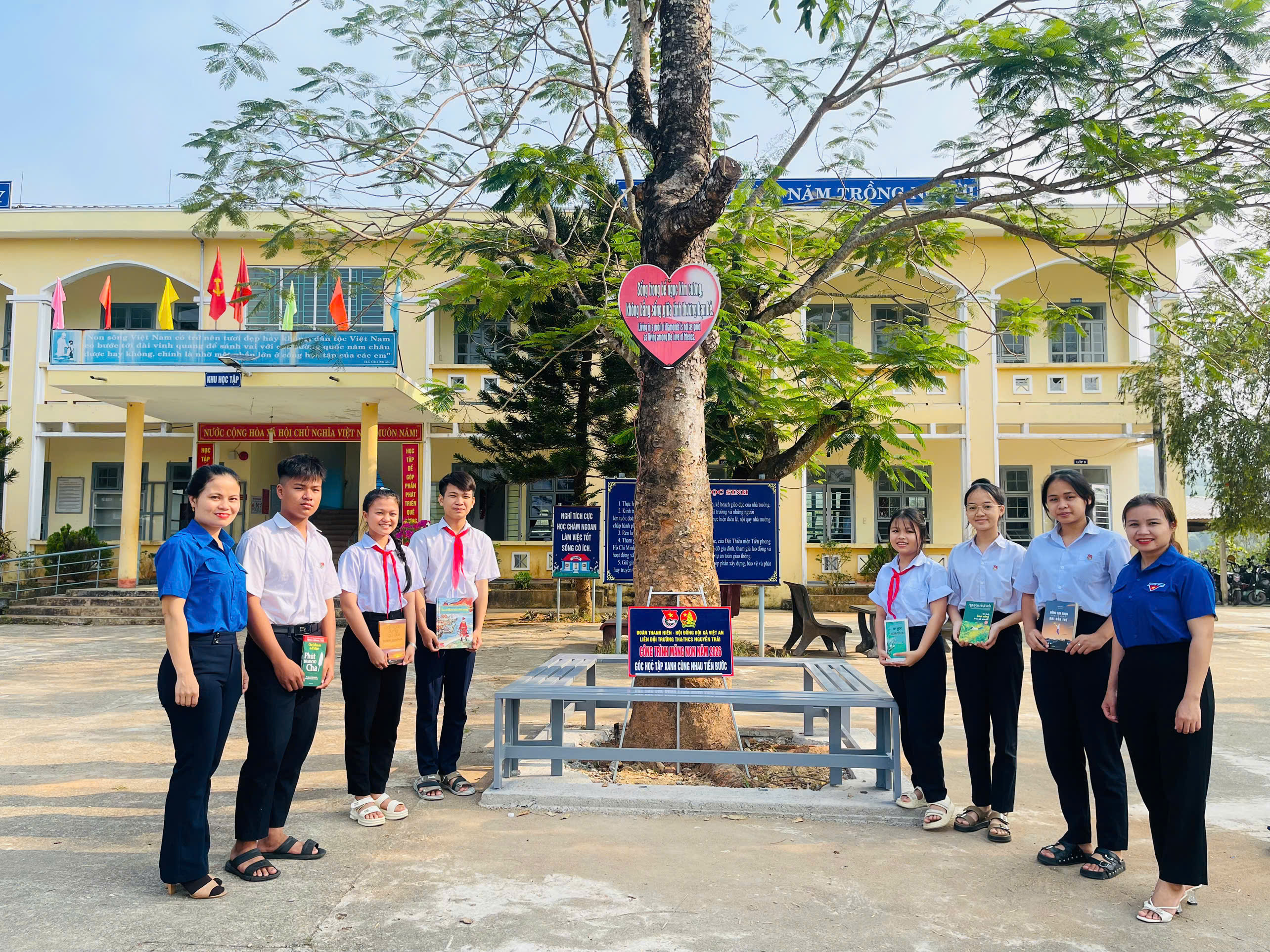 Xã Việt An: Bàn giao công trình măng non “Góc học tập xanh – Cùng nhau tiến bước”