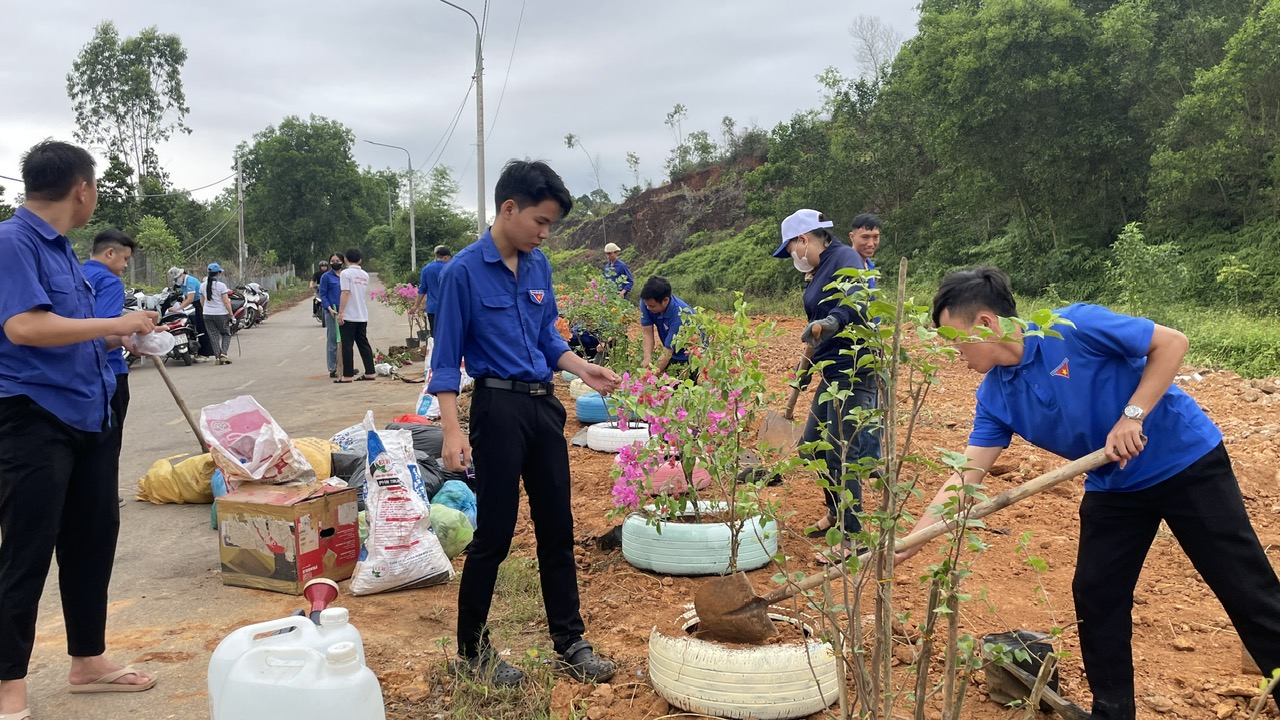 Quảng Phú: Ra quân xây dựng công trình thanh niên “Biến điểm đen rác thải thành vườn hoa”