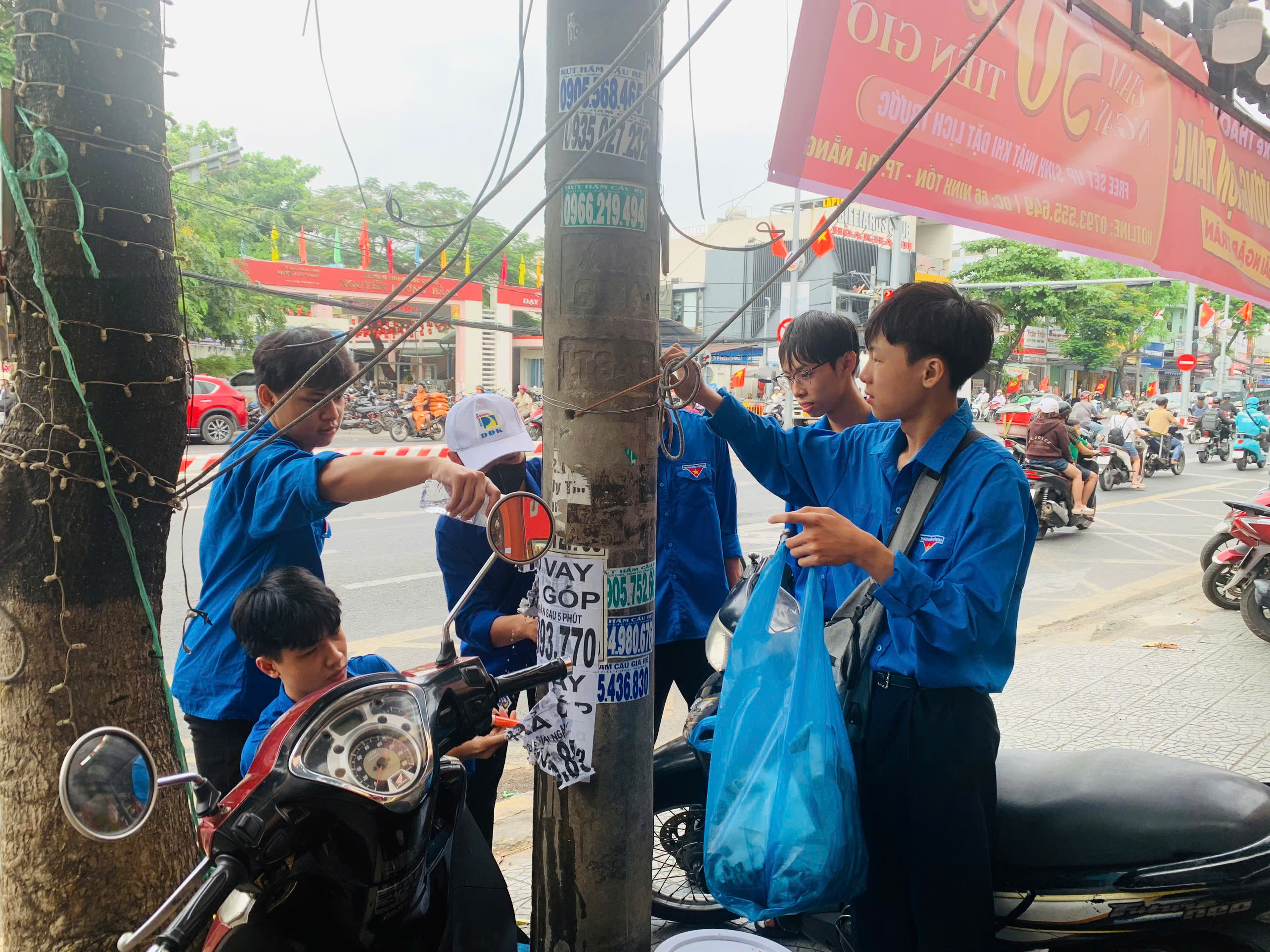 Tuổi trẻ Liên Chiểu ra quân cao điểm xóa quảng cáo, rao vặt sai quy định