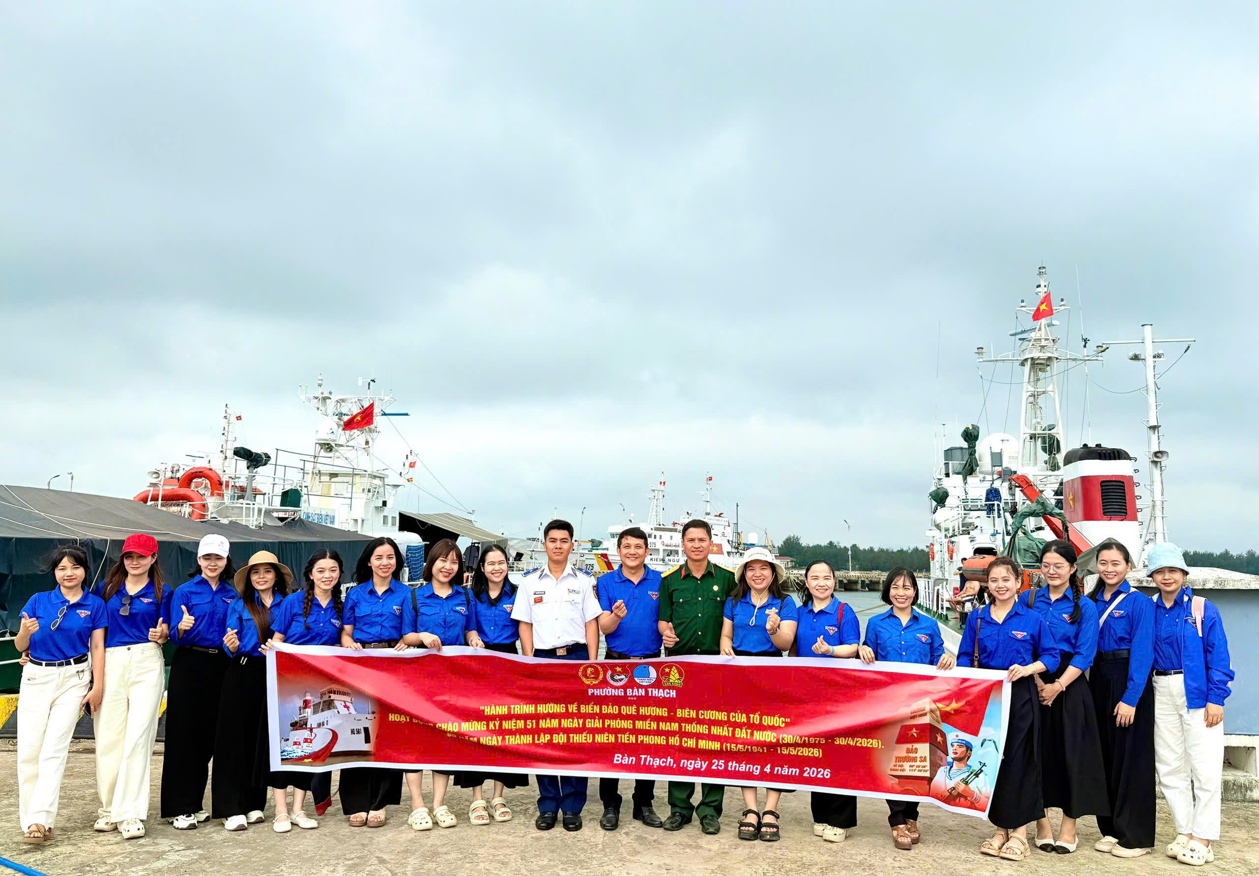 Đoàn phường Bàn Thạc tổ chức hành trình về “địa chỉ đỏ” gắn với giáo dục biển, đảo quê hương