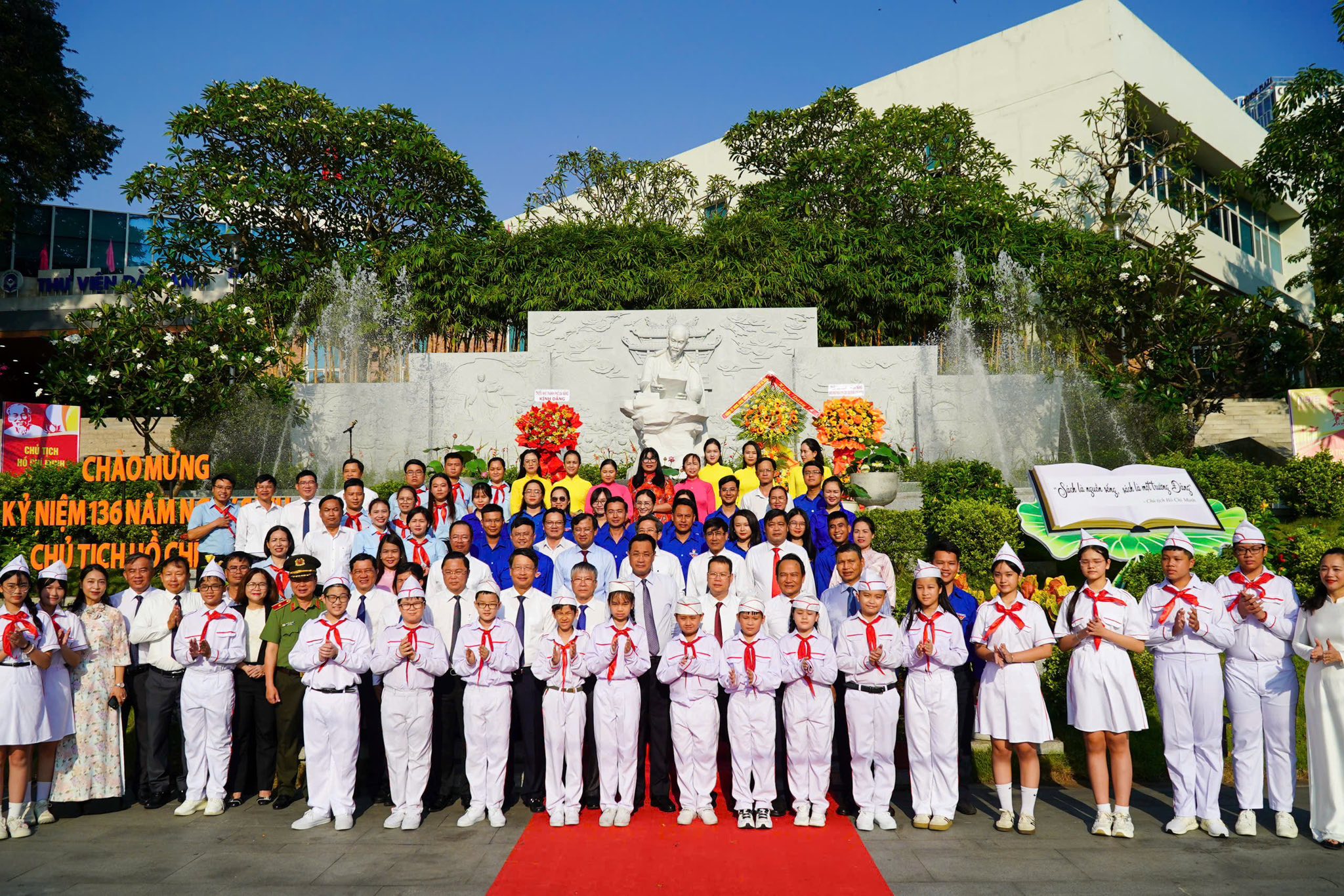 Dâng hoa tưởng nhớ công lao to lớn của Chủ tịch Hồ Chí Minh nhân kỷ niệm 136 năm Ngày sinh của Người