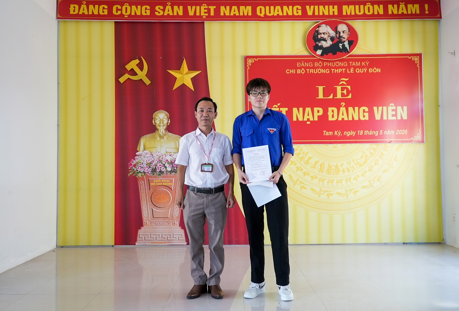 Chi bộ Trường THPT Lê Quý Đôn kết nạp Đảng cho 11 học sinh