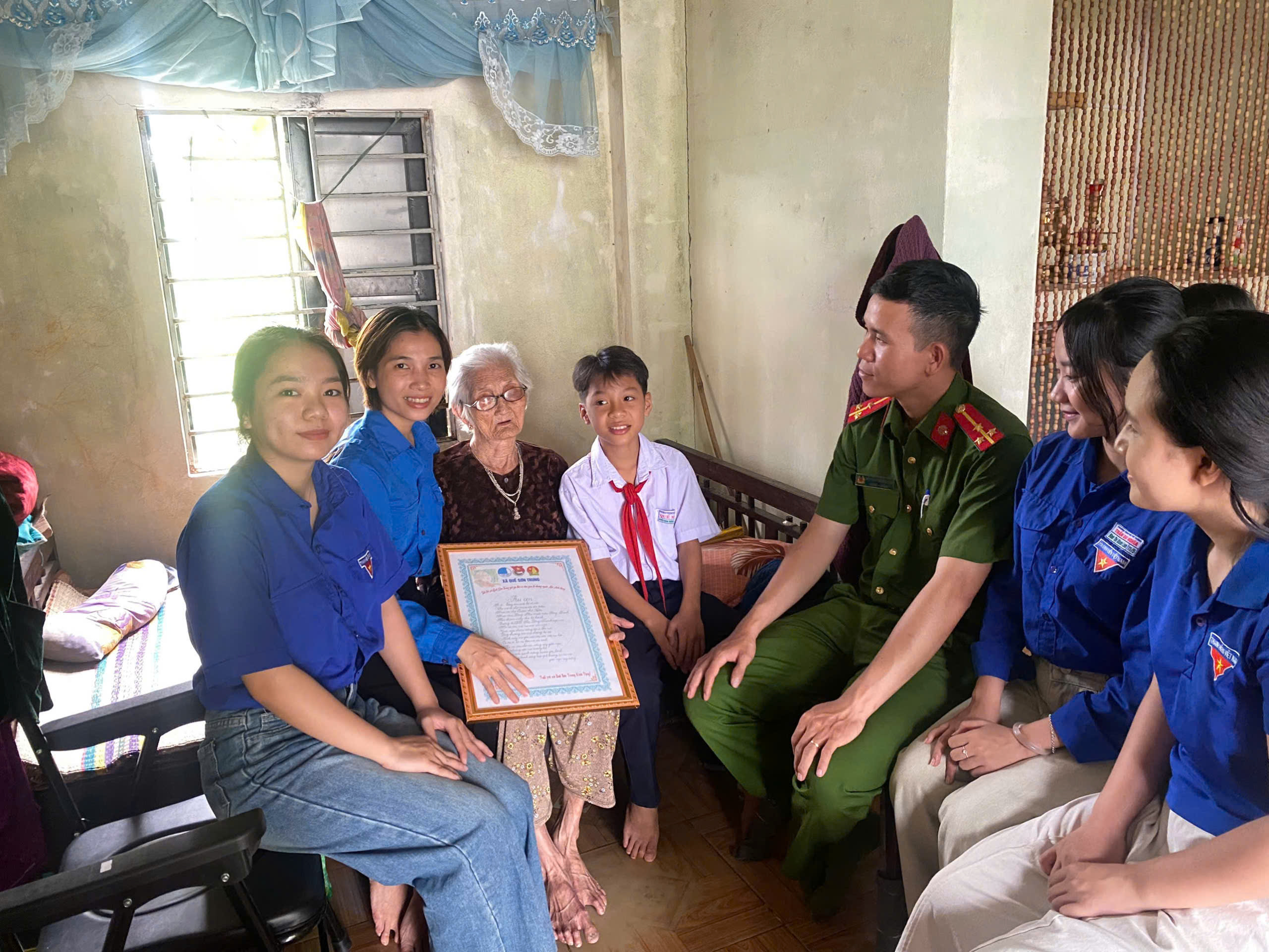 Tuổi trẻ xã Quế Sơn Trung thăm, tặng quà Bà Mẹ Việt Nam Anh hùng – lan tỏa giá trị truyền thống, gìn giữ thơ ca dân gian