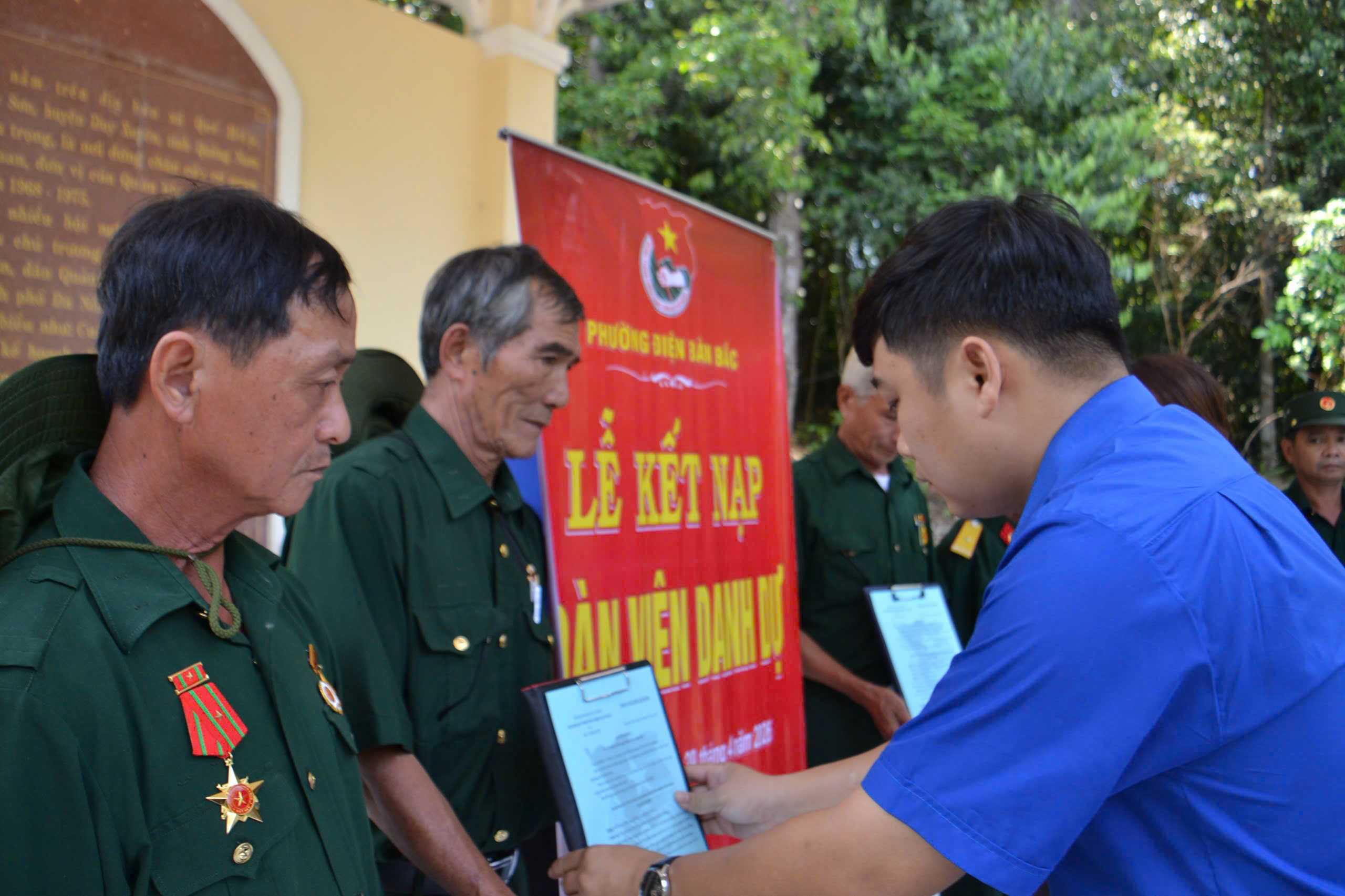 Đoàn phường Điện Bàn Bắc tổ chức lễ kết nạp đoàn viên danh dự tại khu di tích Hòn Tàu