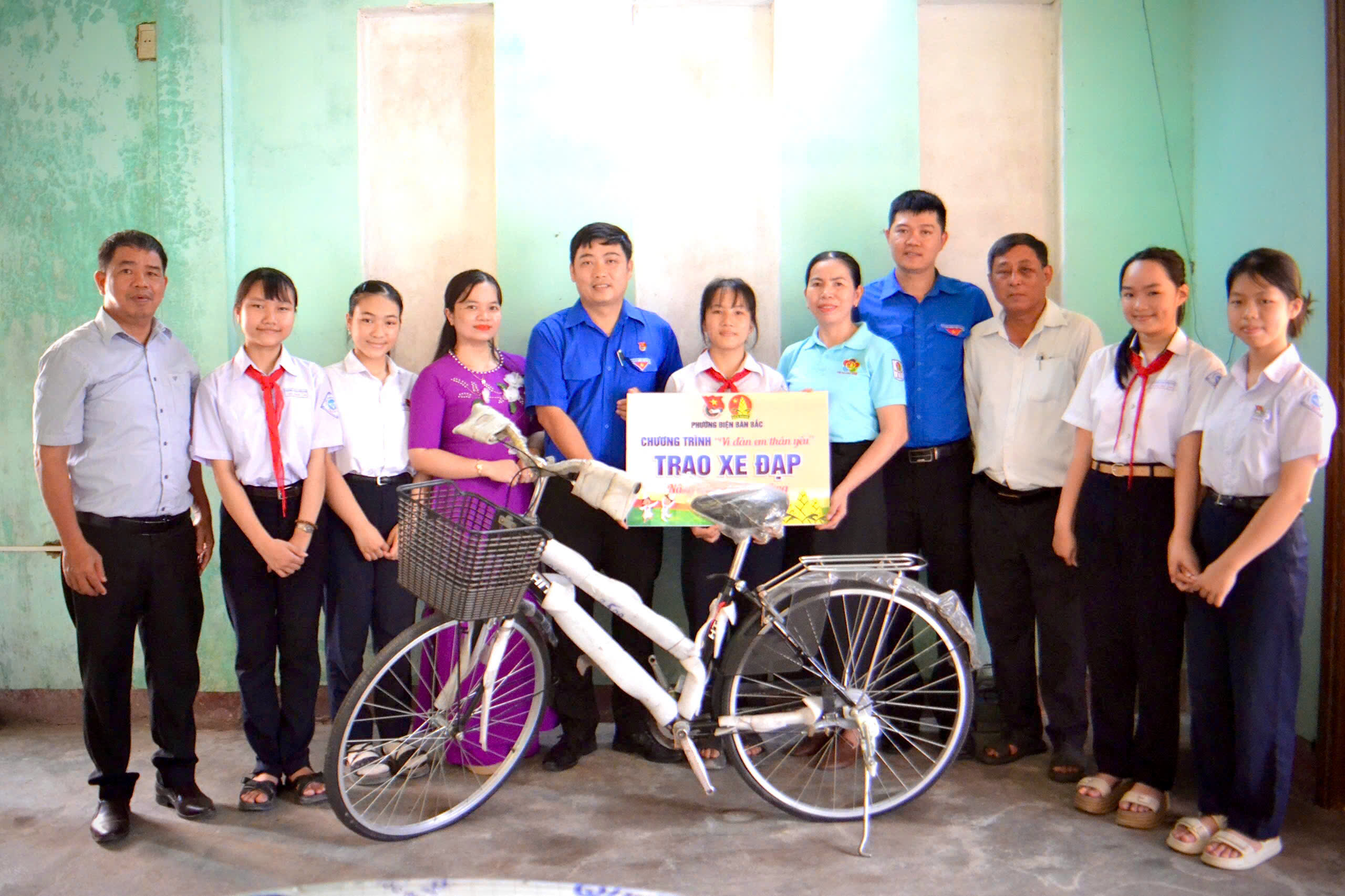 Đoàn phường Điện Bàn Bắc tổ chức chương trình “Vì đàn em thân yêu – Trao xe đạp nâng bước em đến trường”