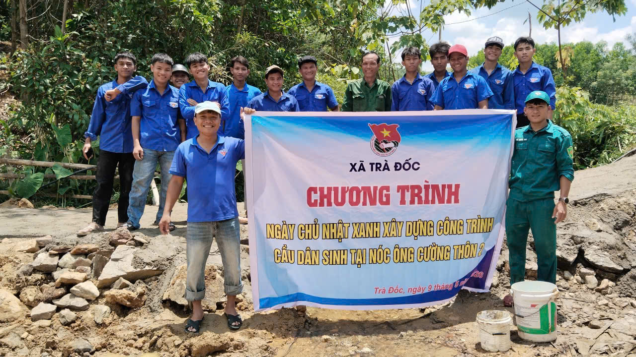 Đoàn xã Trà Đốc: Rực rỡ sắc xanh tình nguyện tại xóm ông Cường