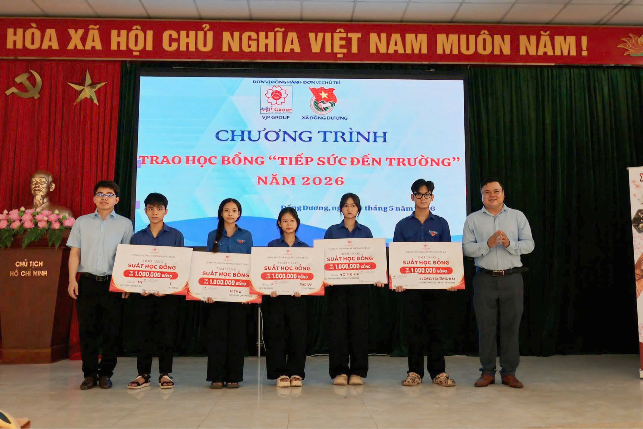 Đoàn xã Đồng Dương tổ chức tư vấn hướng nghiệp và trao học bổng cho thanh niên năm 2026
