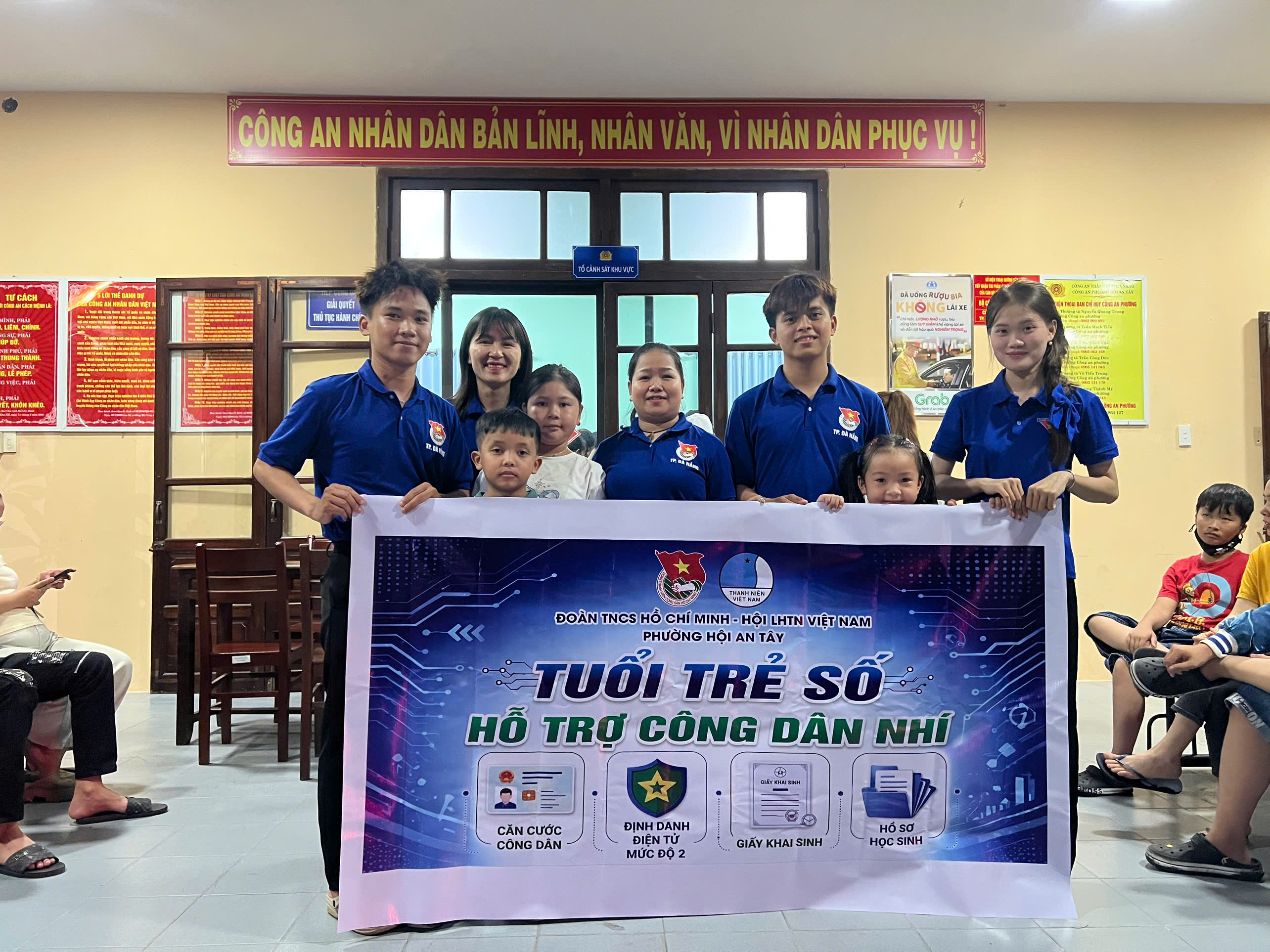 Đội tình nguyện “Tuổi trẻ số – hỗ trợ công dân nhí” phường Hội An Tây