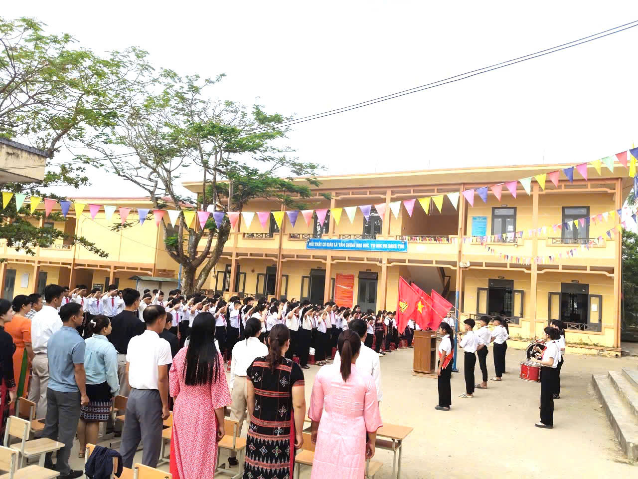 Đoàn – Hội đồng Đội xã Sông Vàng tổ chức lễ chào cờ theo nghi thức Đội chào mừng kỷ niệm 85 năm Ngày thành lập Đội Thiếu niên Tiền phong Hồ Chí Minh