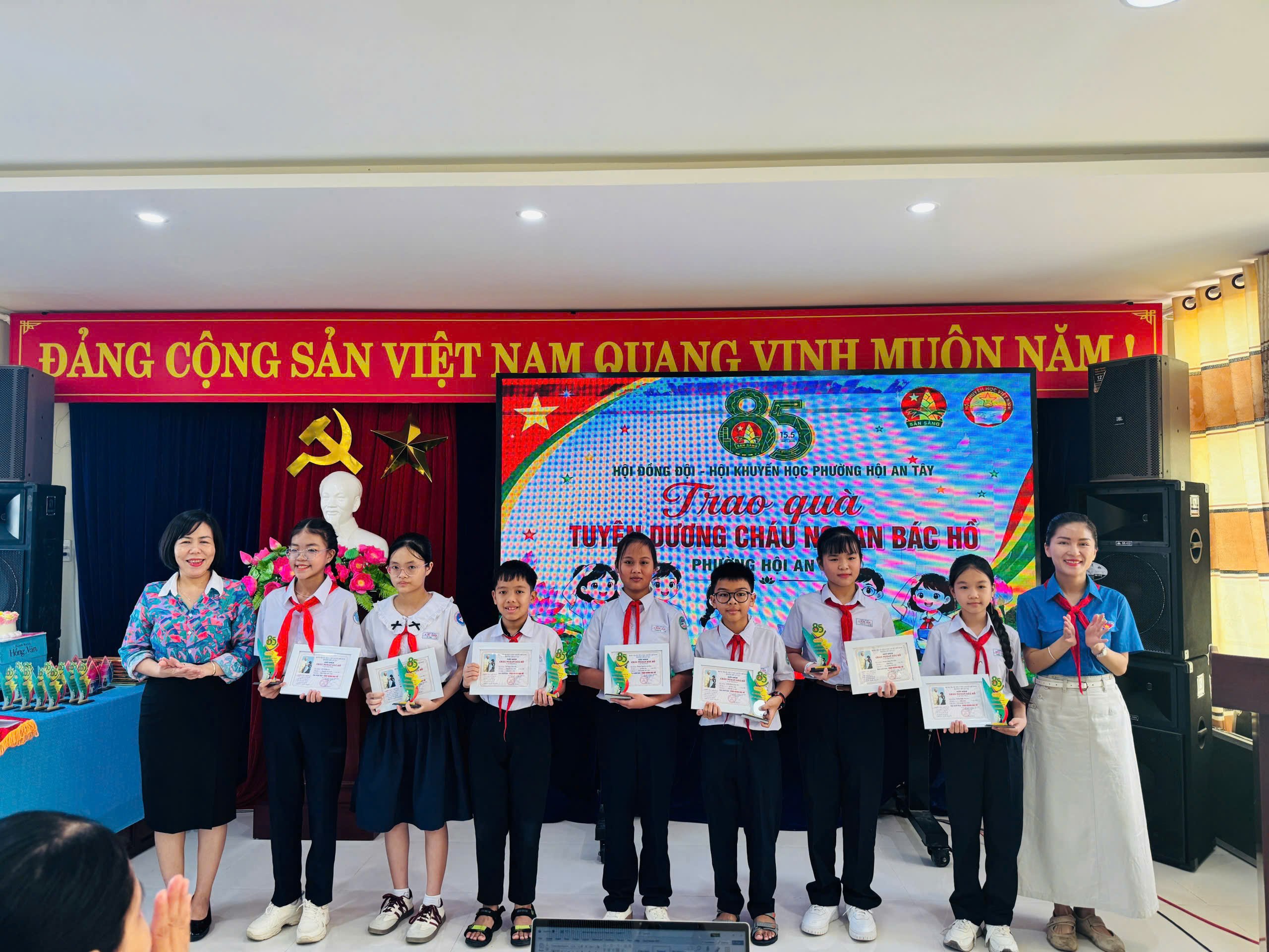 Phường Hội An Tây tuyên dương Cháu ngoan Bác Hồ cấp phường, kỷ niệm 85 năm thành lập Đội TNTP Hồ Chí Minh và tổ chức hành trình địa chỉ đỏ tại Bảo tàng Đà Nẵng
