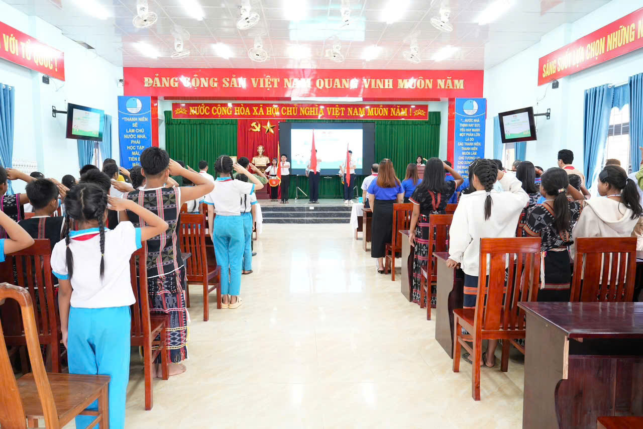 Hội đồng Đội xã Avương kỷ niệm 85 năm Ngày thành lập Đội Thiếu niên Tiền phong Hồ Chí Minh
