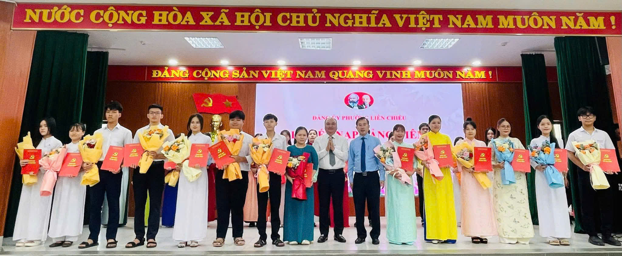 Liên Chiểu: 23 đoàn viên ưu tú vinh dự đứng vào hàng ngũ của Đảng nhân kỷ niệm 136 năm Ngày sinh Chủ tịch Hồ Chí Minh