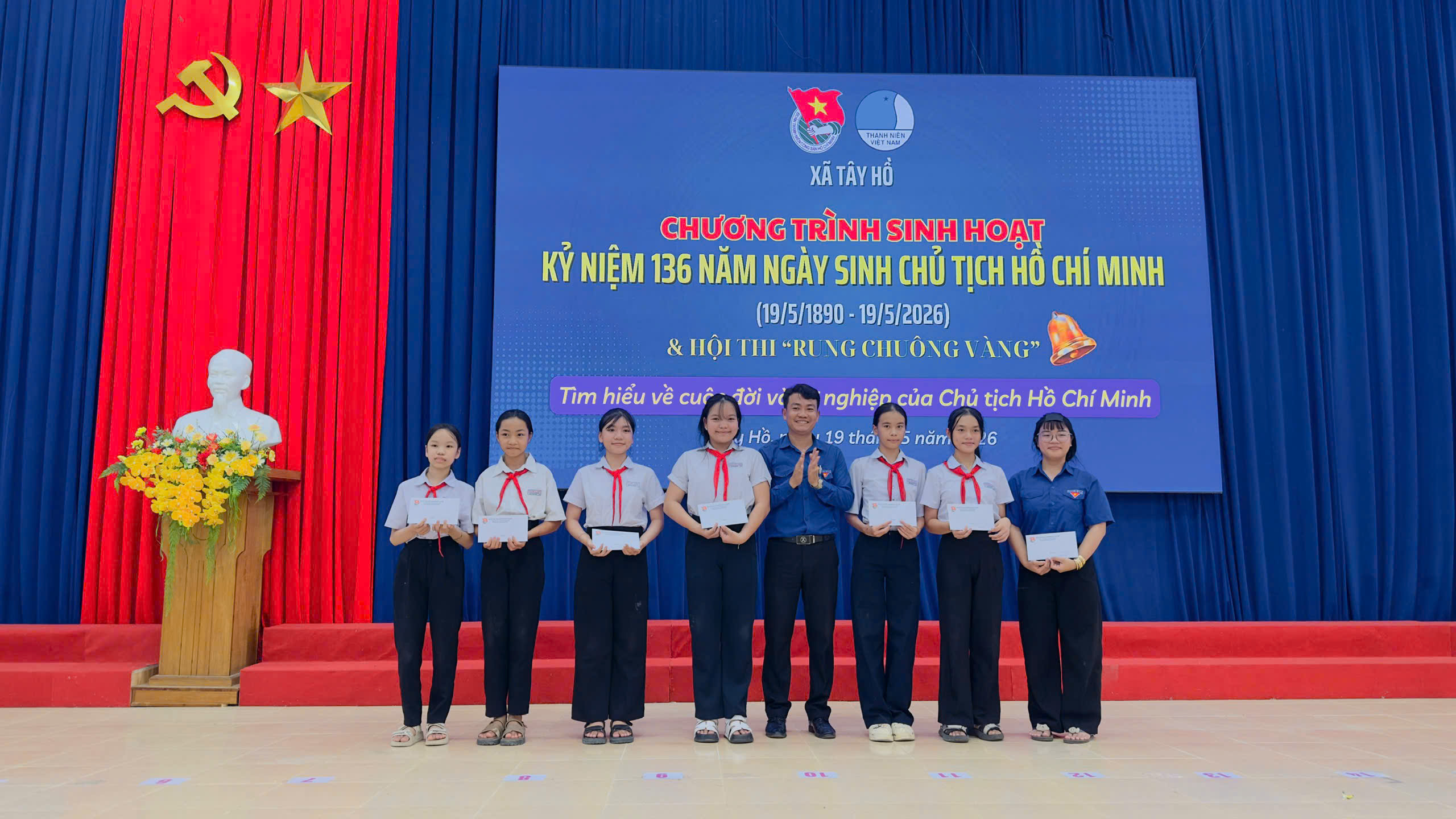 Đoàn xã Tây Hồ: tổ chức sinh hoạt kỷ niệm Ngày sinh Chủ tịch Hồ Chí Minh và kết nạp đoàn viên mới