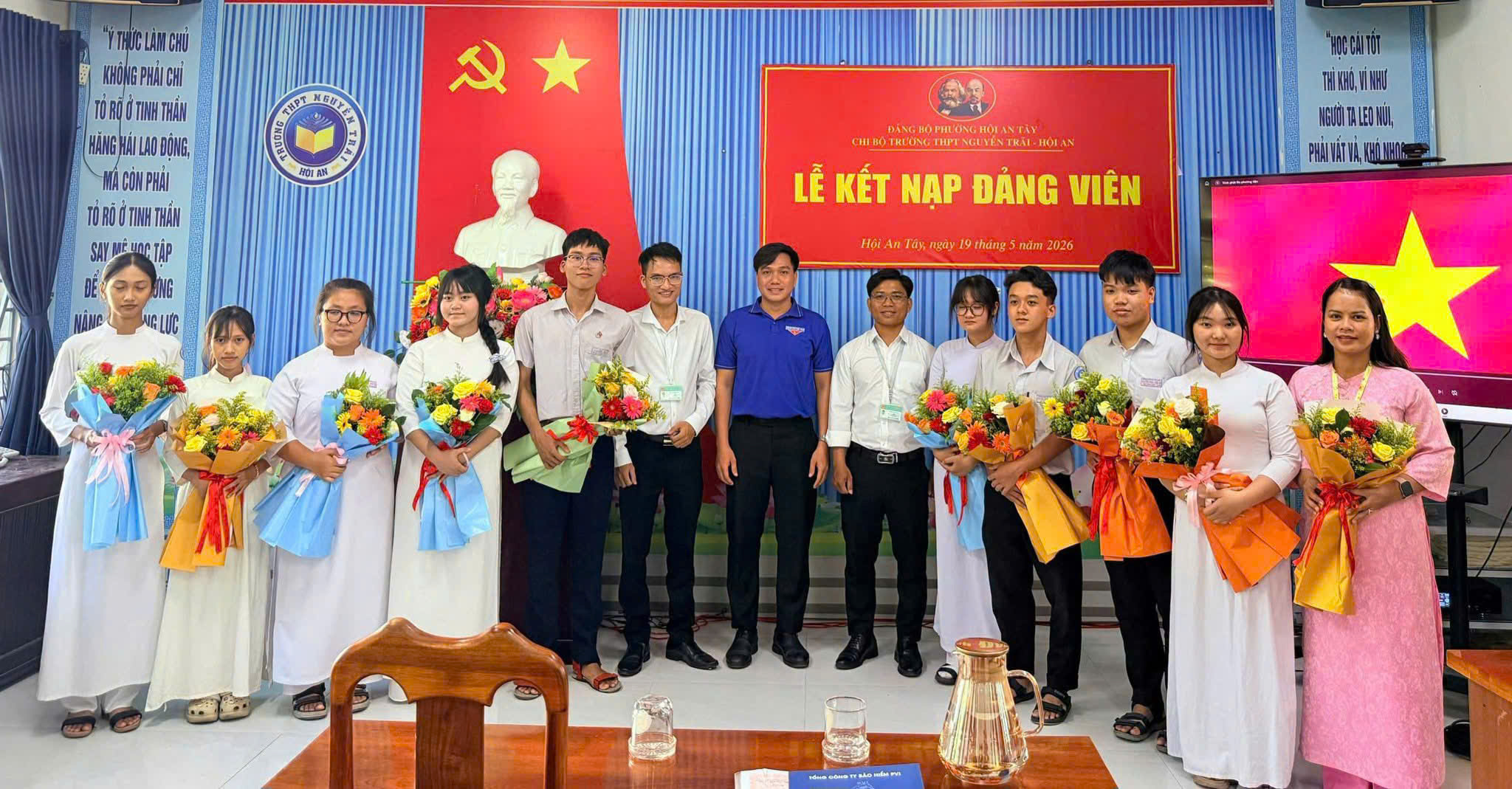 20 đảng viên mới tuổi 18 phường Hội An Tây – Tự hào tuổi trẻ tiếp bước dưới cờ Đảng
