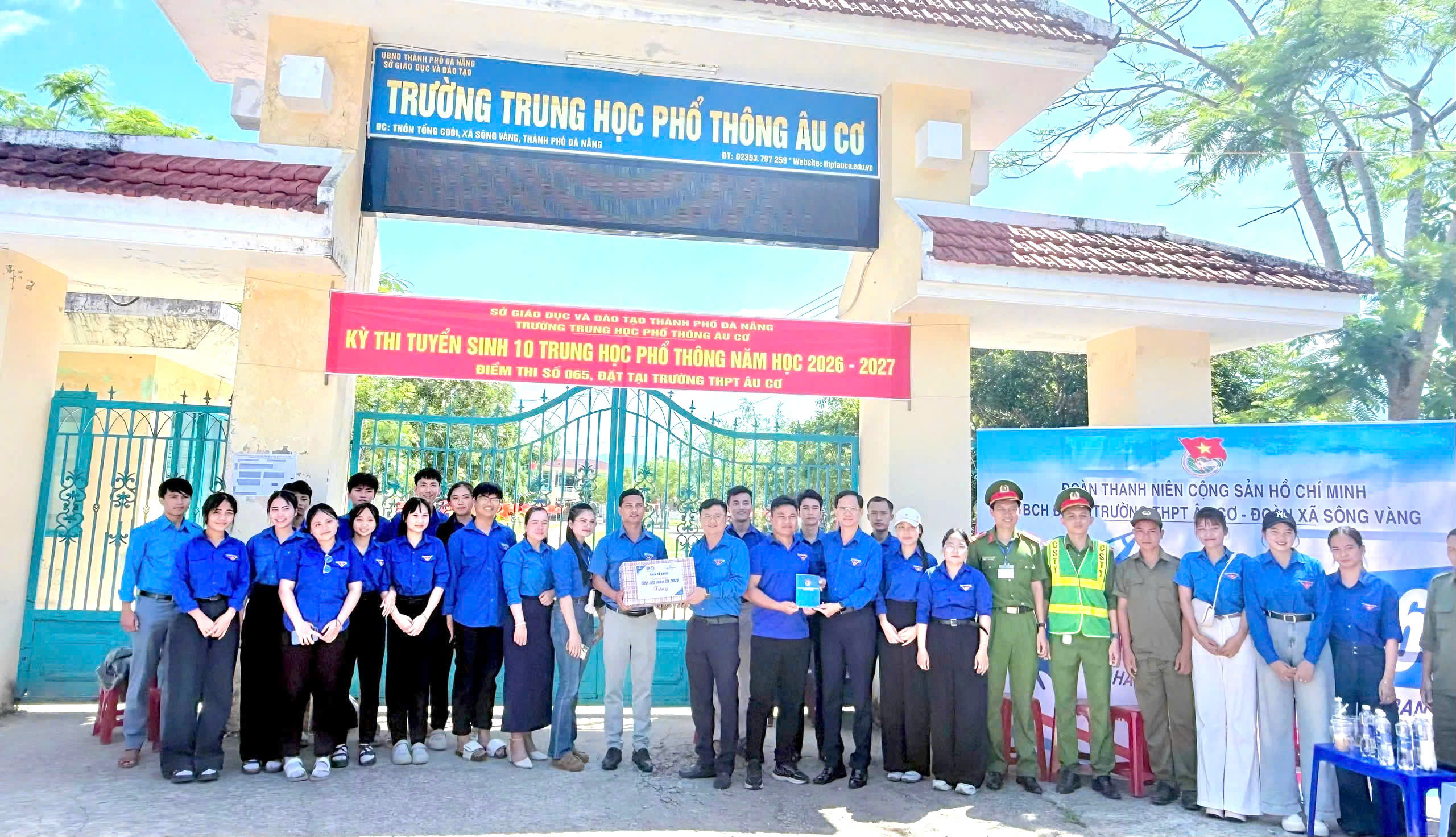 Đại diện Thành đoàn Đà Nẵng thăm, động viên đội hình “Tiếp sức mùa thi” tại xã Sông Vàng