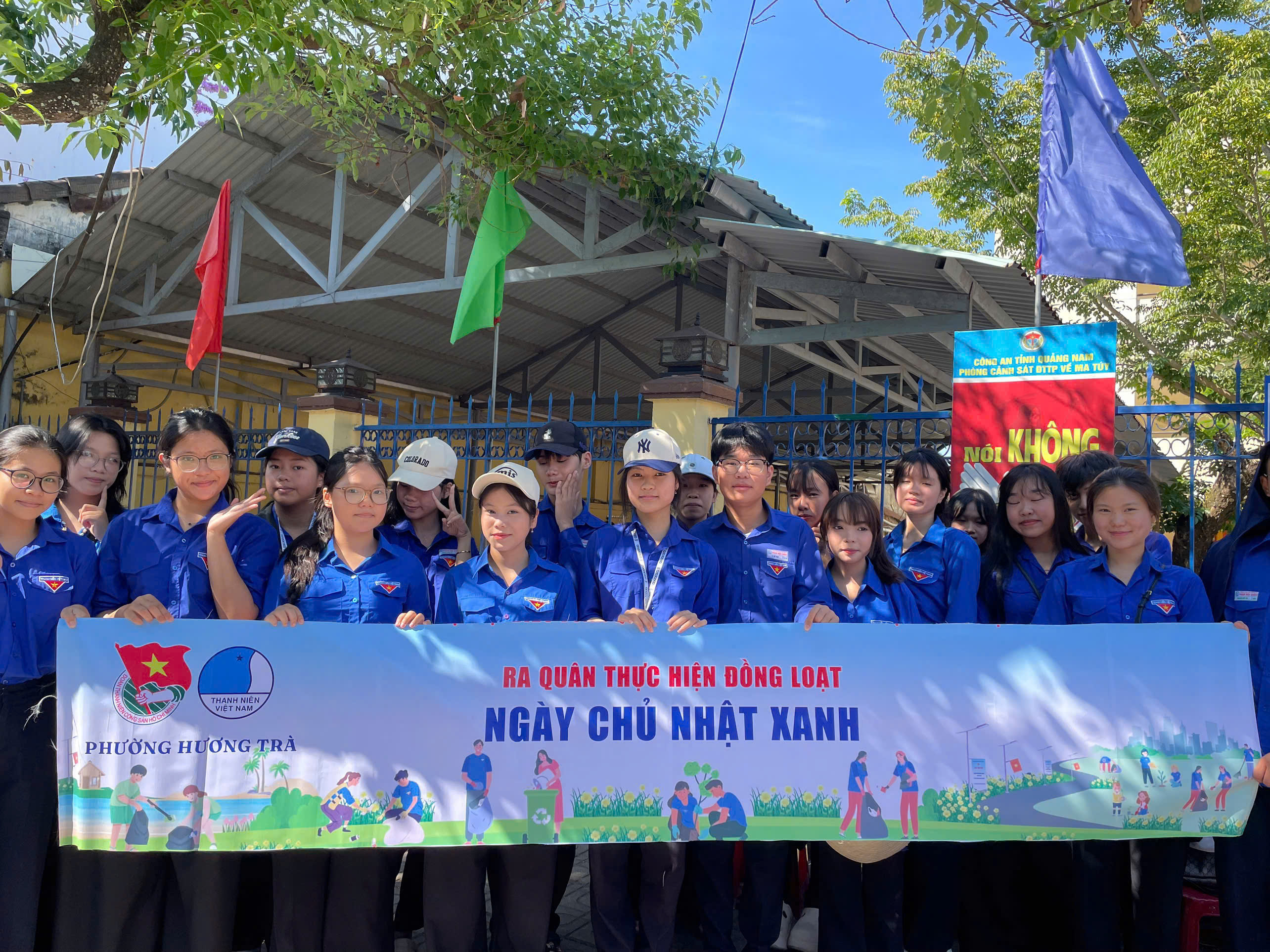 Phường Hương Trà ra quân hưởng ứng “Ngày Chủ nhật xanh” bóc xóa biển quảng cáo, rao vặt trái phép
