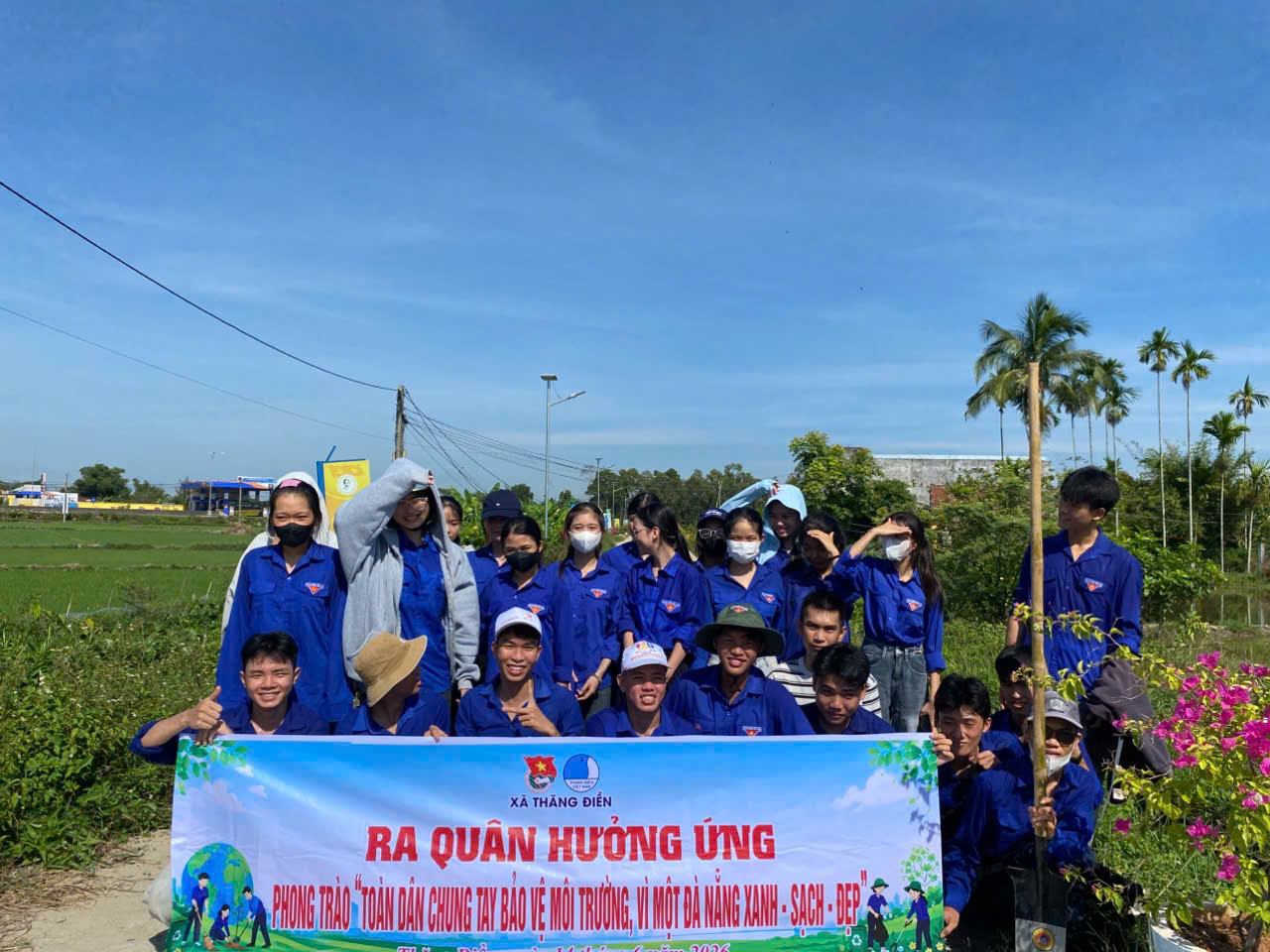 Đoàn Thanh niên xã Thăng Điền ra quân bảo vệ môi trường và gắn bảng công trình tuyến đường thanh niên tự quản