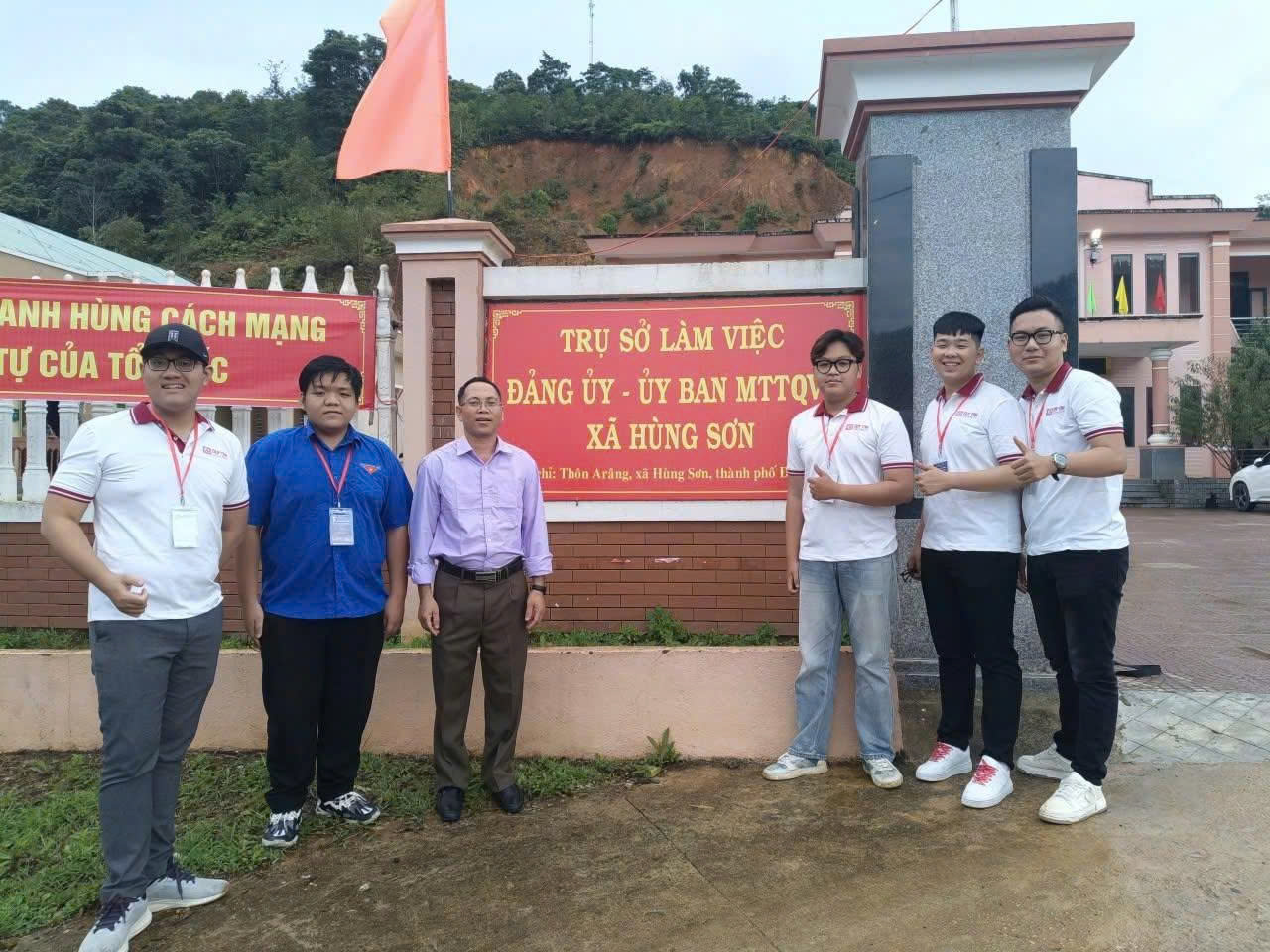 SINH VIÊN ĐÀ NẴNG XUNG KÍCH, TÌNH NGUYỆN, ĐỒNG HÀNH, SẺ CHIA TẠI CÁC XÃ BIÊN GIỚI ĐẤT LIỀN