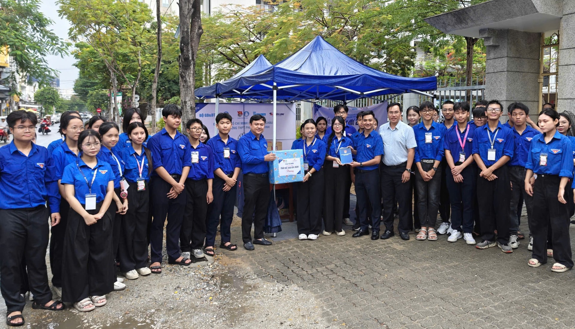 Lãnh đạo Thành đoàn và Ban Thư ký Hội Sinh viên thành phố động viên, tặng quà cho các đội hình “Tiếp sức mùa thi”. Ảnh: THU HƯƠNG