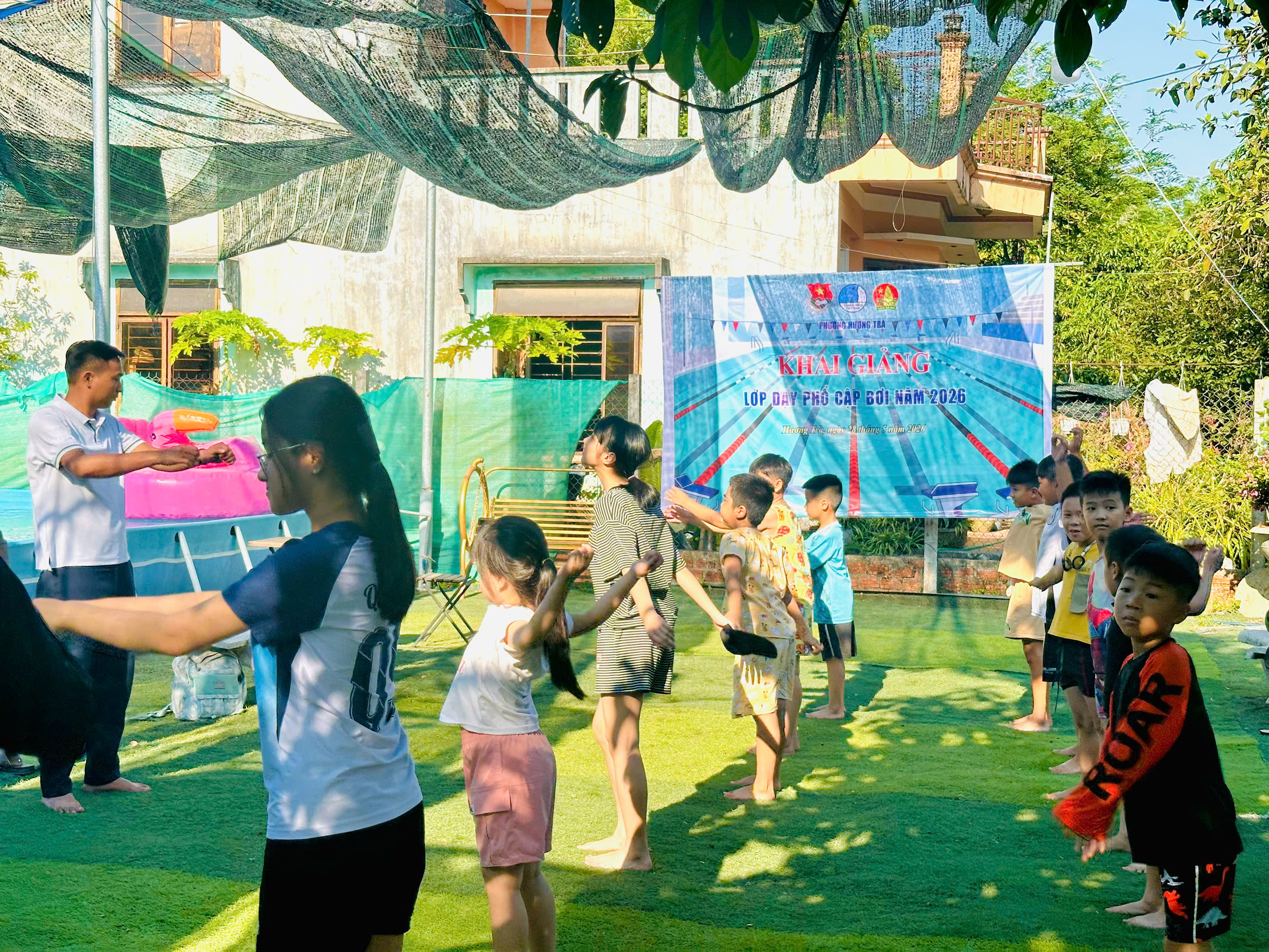 Phường Hương Trà khai giảng lớp dạy bơi miễn phí cho trẻ em có hoàn cảnh khó khăn năm 2026