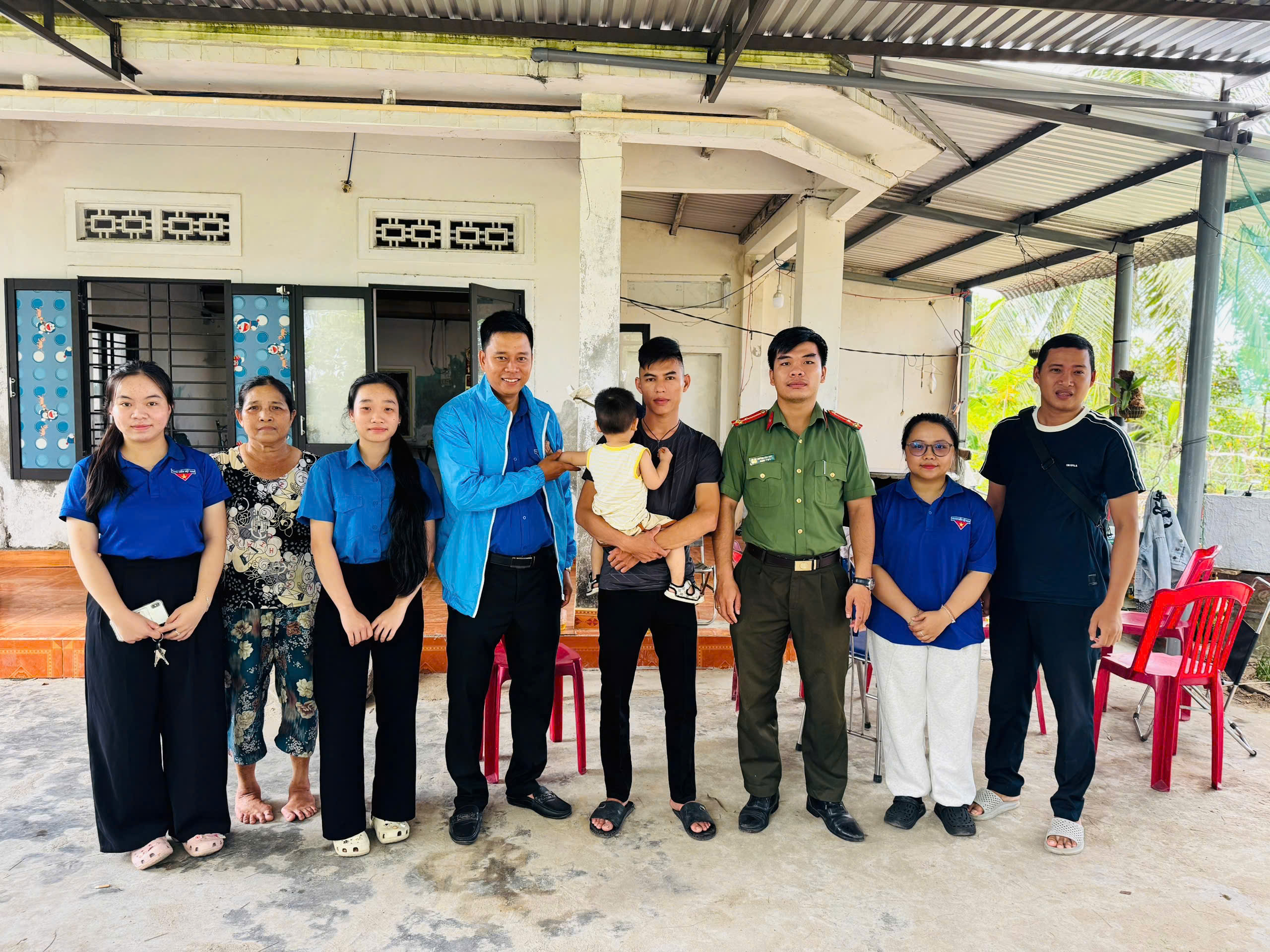 Tam Anh: Trao yêu thương đến em Mỹ Duyên có hoàn cảnh khó khăn