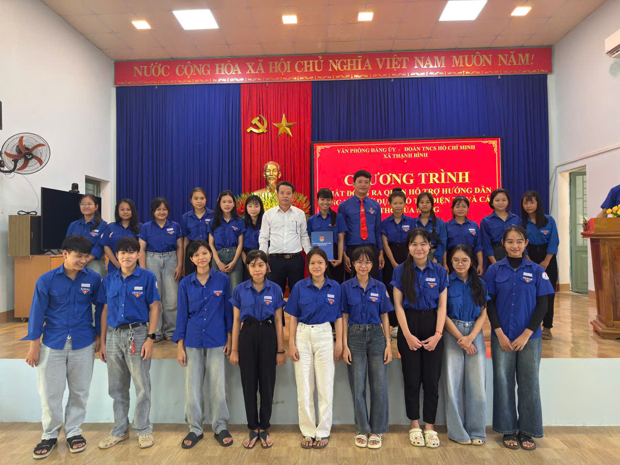 Thạnh Bình ra quân hỗ trợ đảng viên sử dụng Sổ tay đảng viên điện tử