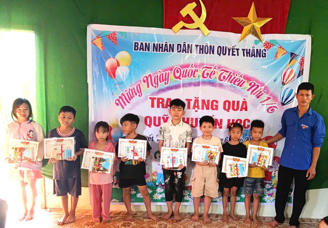 Chi đoàn thôn Quyết Thắng phối hợp tổ chức Ngày Quốc tế Thiếu nhi 1/6 và trao quỹ khuyến học