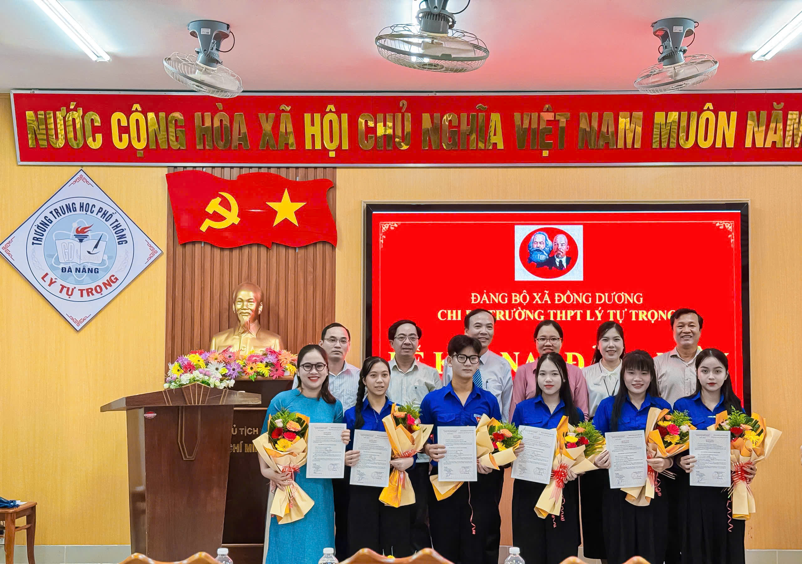 Tuổi trẻ Đồng Dương: Kết nạp 06 đảng viên mới từ mô hình “Chi đoàn mạnh - Đảng viên trẻ”