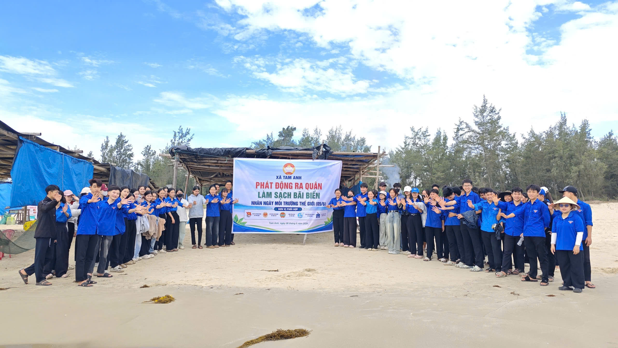 Tuổi trẻ Tam Anh ra quân làm sạch môi trường biển hưởng ứng Ngày Môi trường thế giới