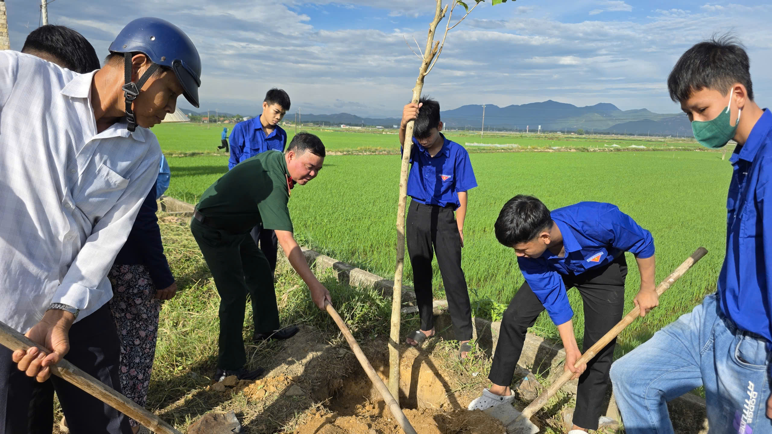 Tuổi trẻ Xuân Phú ra quân bảo vệ môi trường