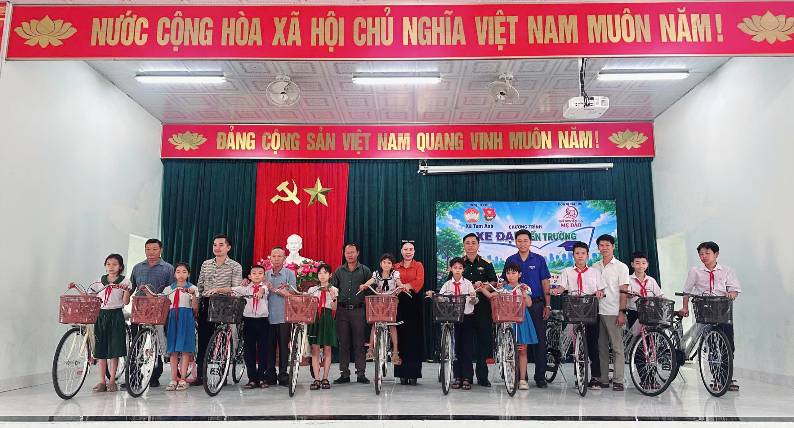 Trao tặng 10 xe đạp cho học sinh có hoàn cảnh khó khăn trên địa bàn xã Tam Anh