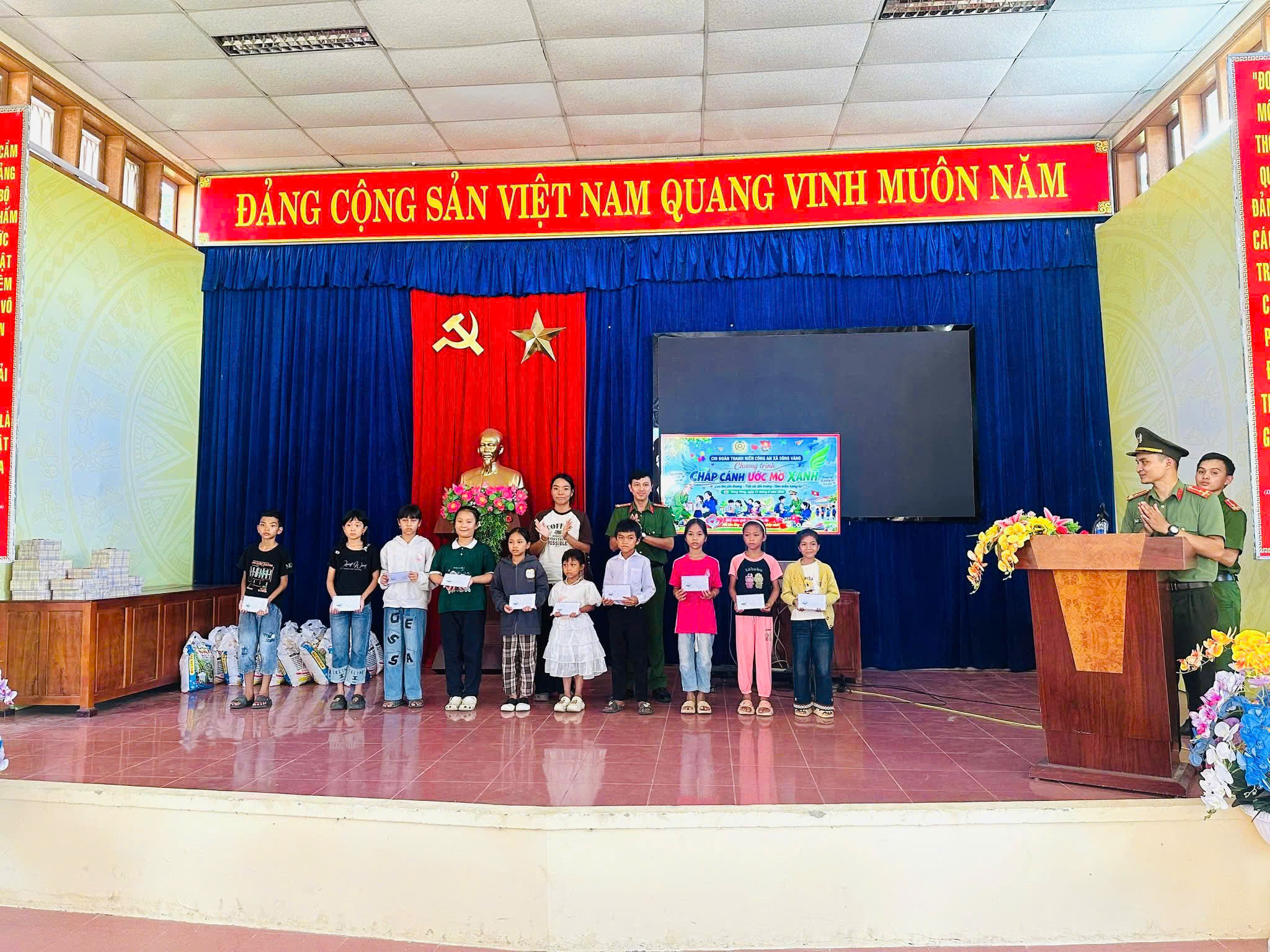 Chi đoàn Thanh niên Công an xã Sông Vàng đồng hành cùng học sinh nghèo vượt khó
