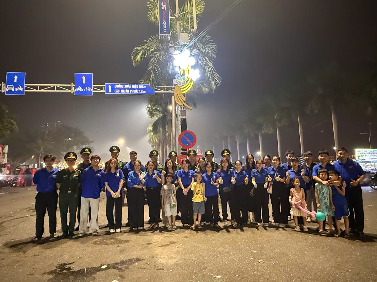 Đoàn phường Hải Châu ra quân dọn vệ sinh môi trường sau đêm thi thứ ba Cuộc thi Pháo hoa quốc tế Đà Nẵng 2026