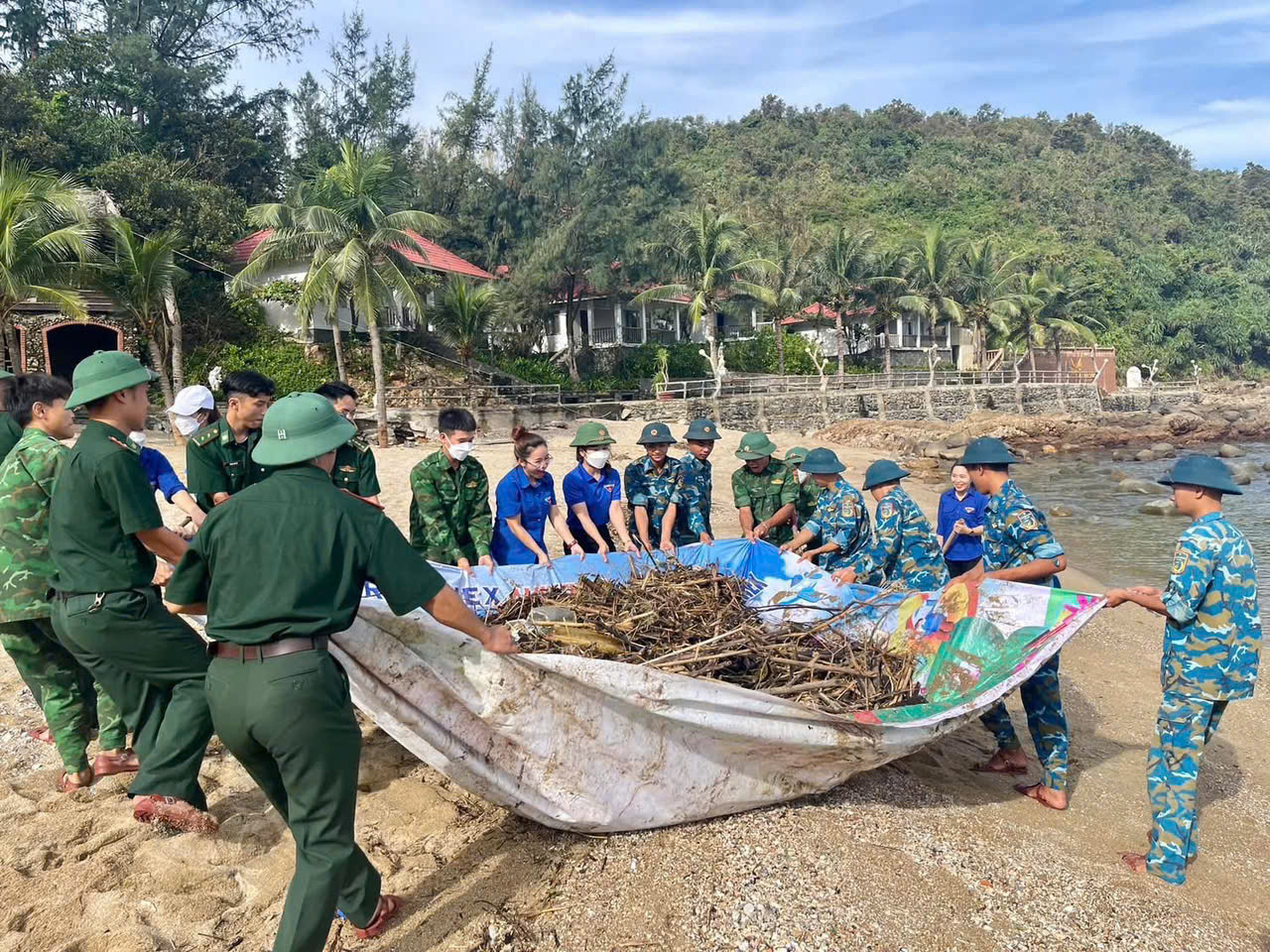 Đoàn phường Hải Châu ra quân xây dựng tuyến đường thanh niên “Sáng - xanh - sạch - đẹp” và bảo vệ môi trường biển