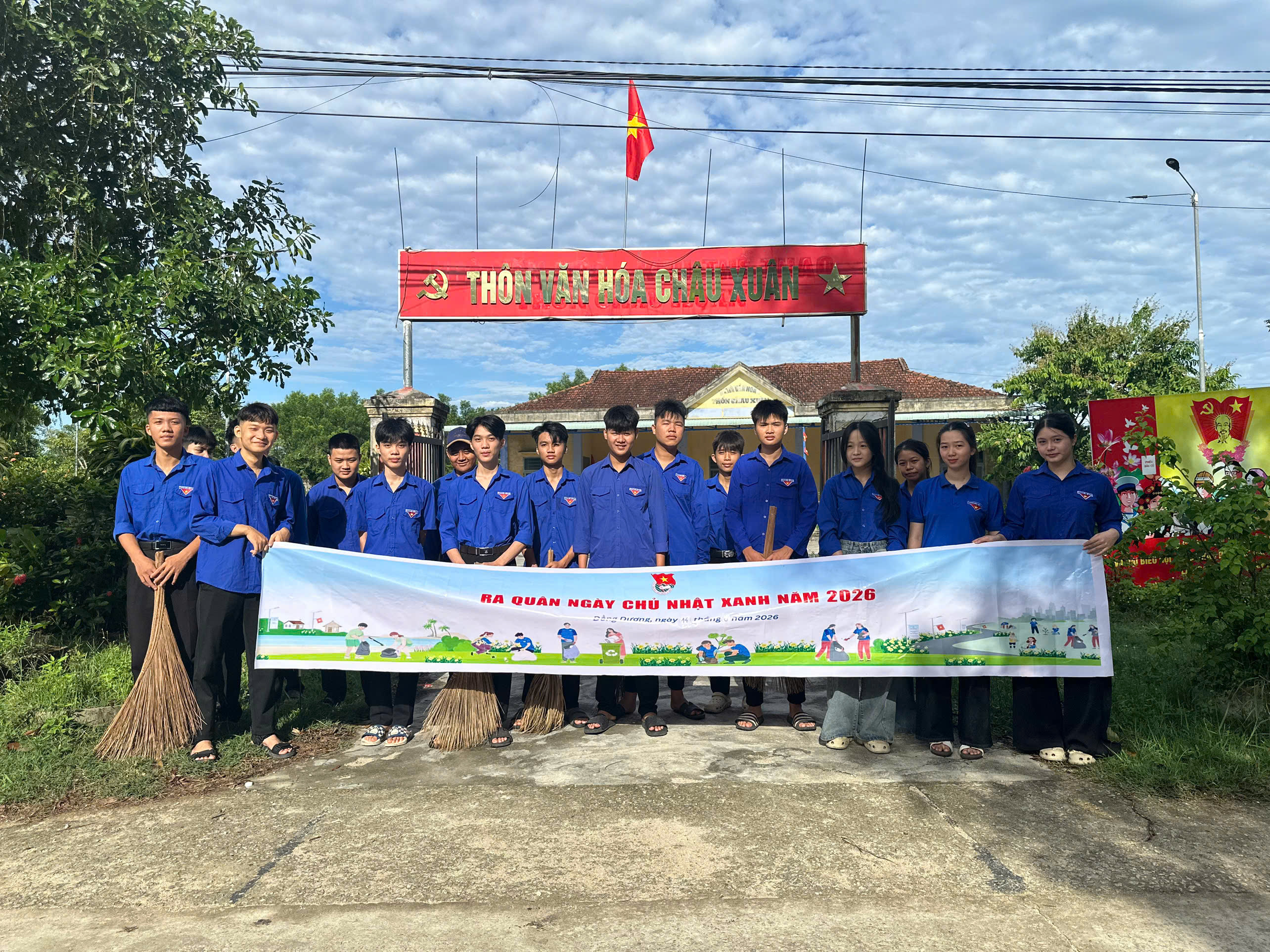 Đoàn xã Đồng Dương ra quân hưởng ứng Ngày Chủ nhật xanh và xây dựng tuyến đường thanh niên “Sáng - xanh - sạch - đẹp”