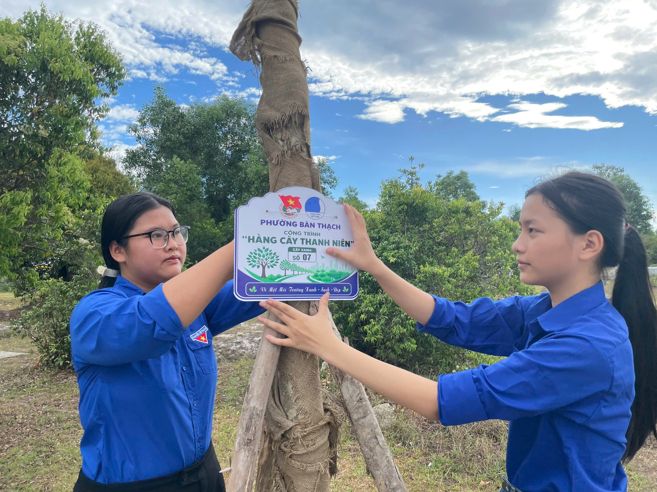 Đoàn phường Bàn Thạch ra quân Ngày Chủ nhật xanh, xây dựng tuyến đường kiểu mẫu “Hàng cây thanh niên”