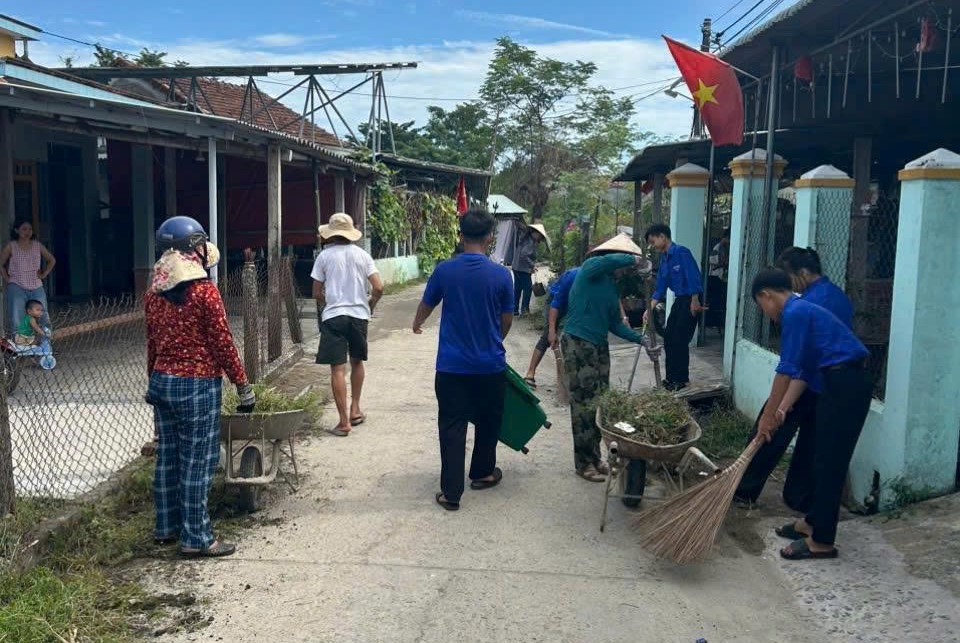 Đoàn xã Chiên Đàn ra quân hưởng ứng đợt cao điểm xây dựng cảnh quan và bảo vệ môi trường