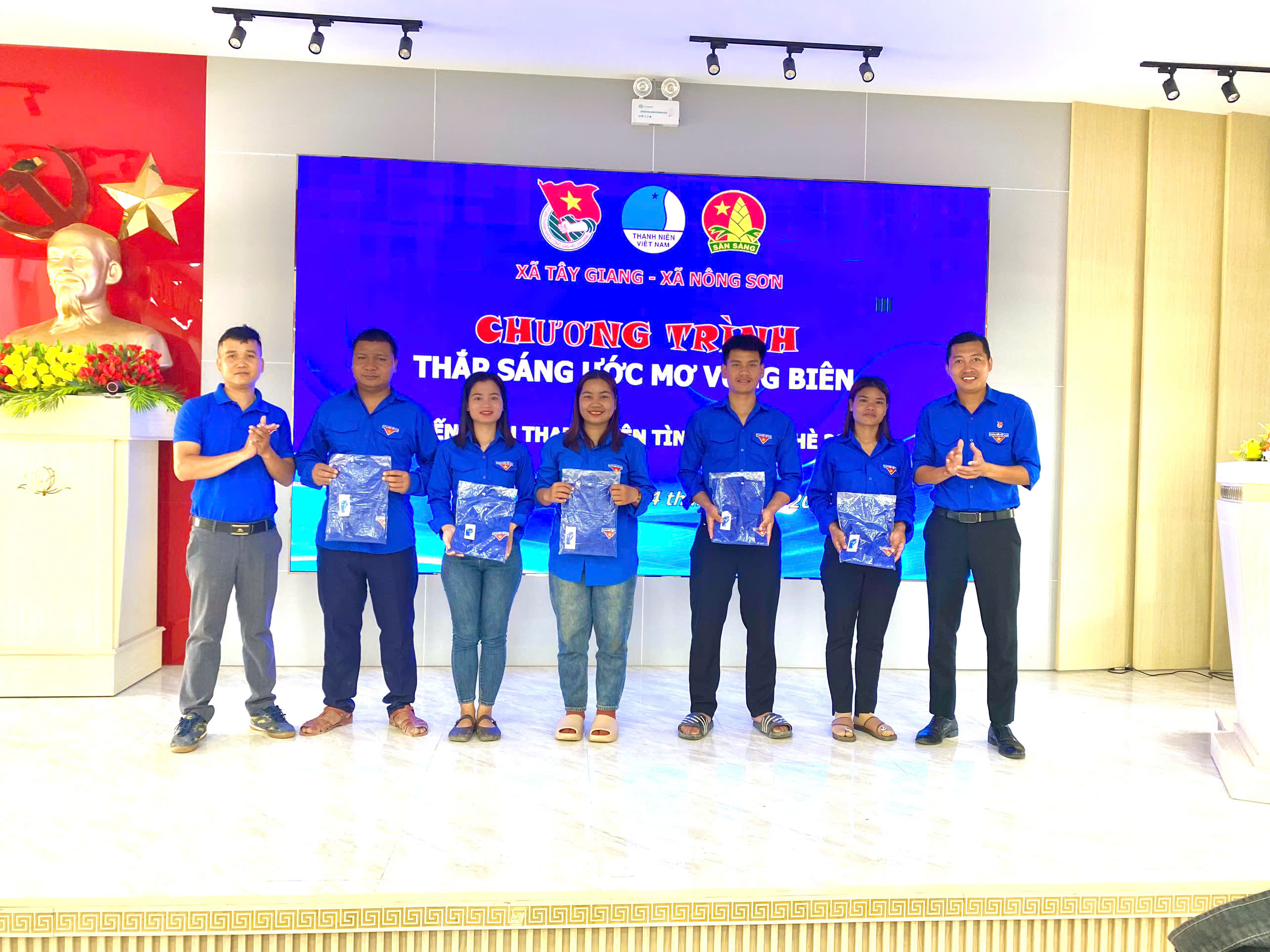 Đoàn xã Nông Sơn phối hợp tổ chức chương trình “Thắp sáng ước mơ vùng cao” tại xã Tây Giang